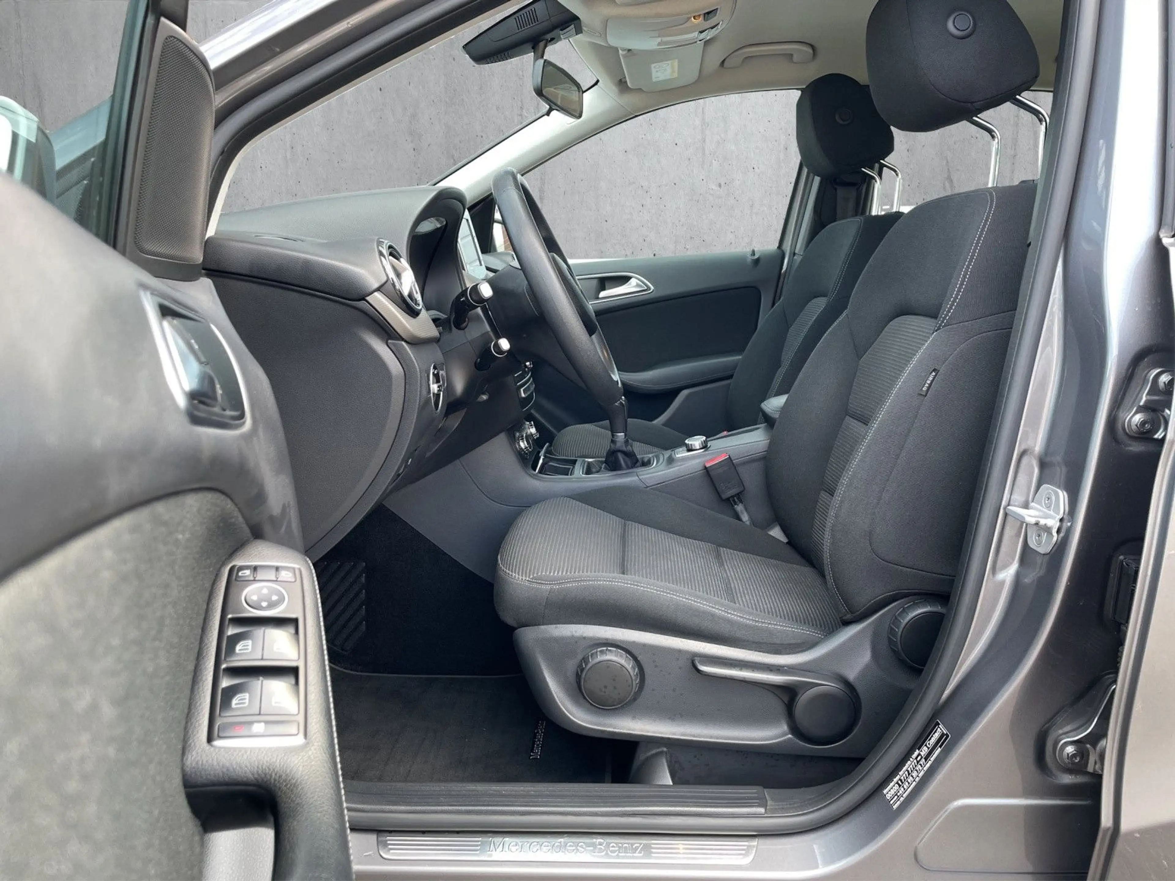 Mercedes-Benz B 180 STYLE*AHK*NAVI*KAMERA*PDC*KLIMA*GRA*1.Hand — photo 9