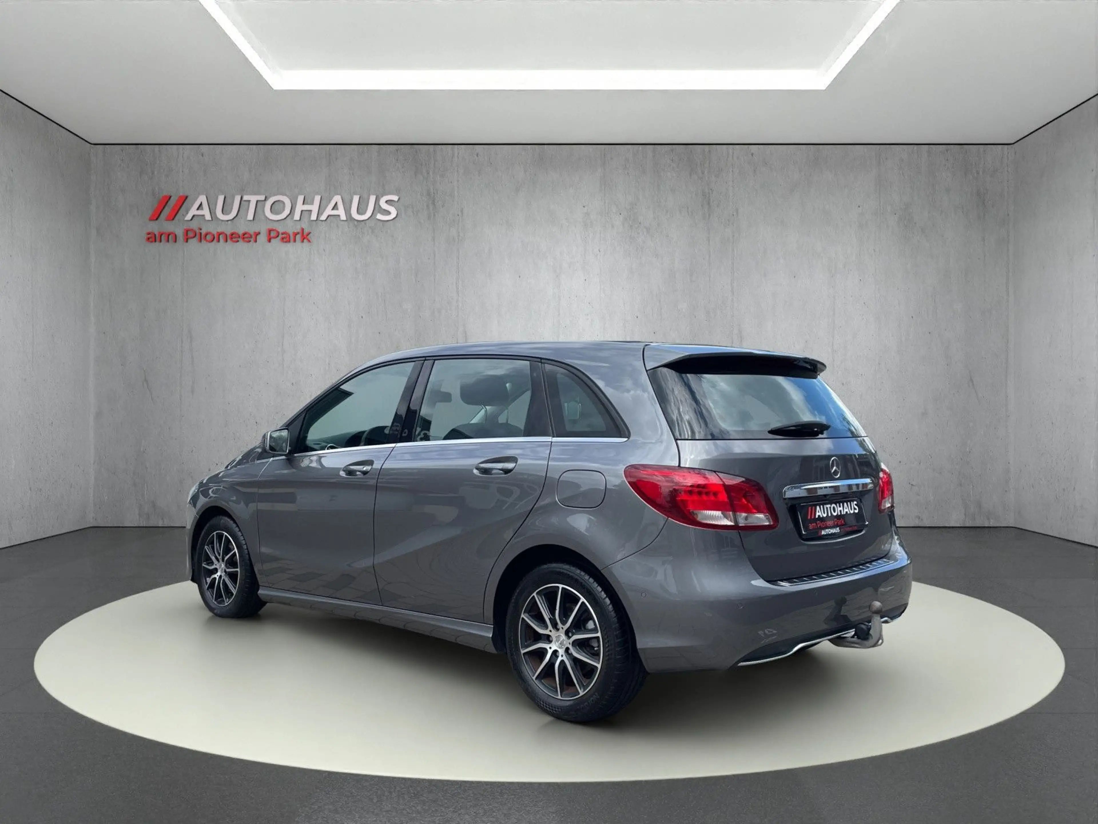 Mercedes-Benz B 180 STYLE*AHK*NAVI*KAMERA*PDC*KLIMA*GRA*1.Hand — photo 3