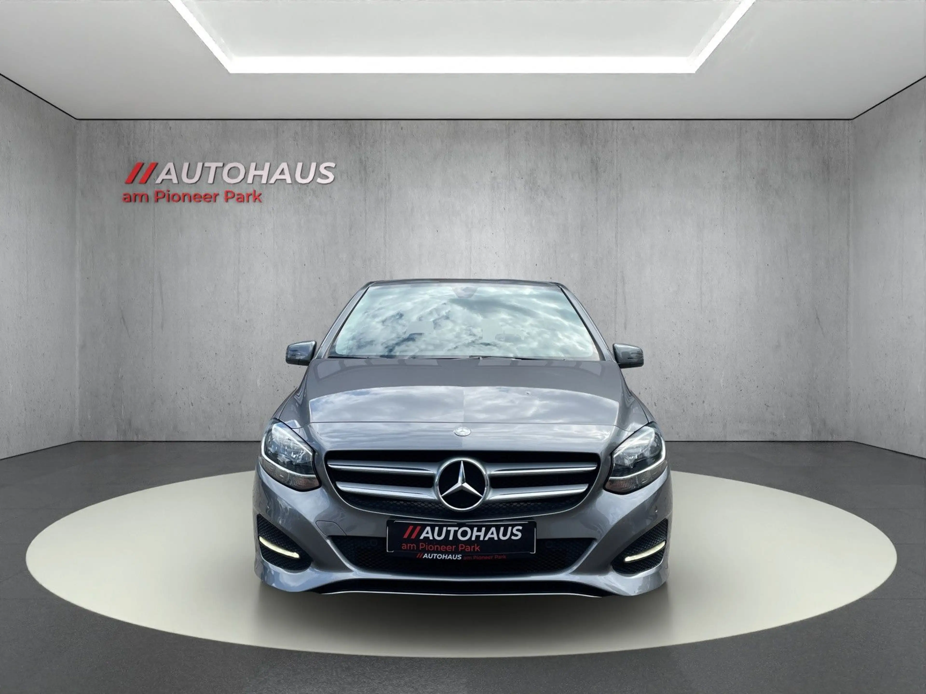 Mercedes-Benz B 180 STYLE*AHK*NAVI*KAMERA*PDC*KLIMA*GRA*1.Hand — photo 8