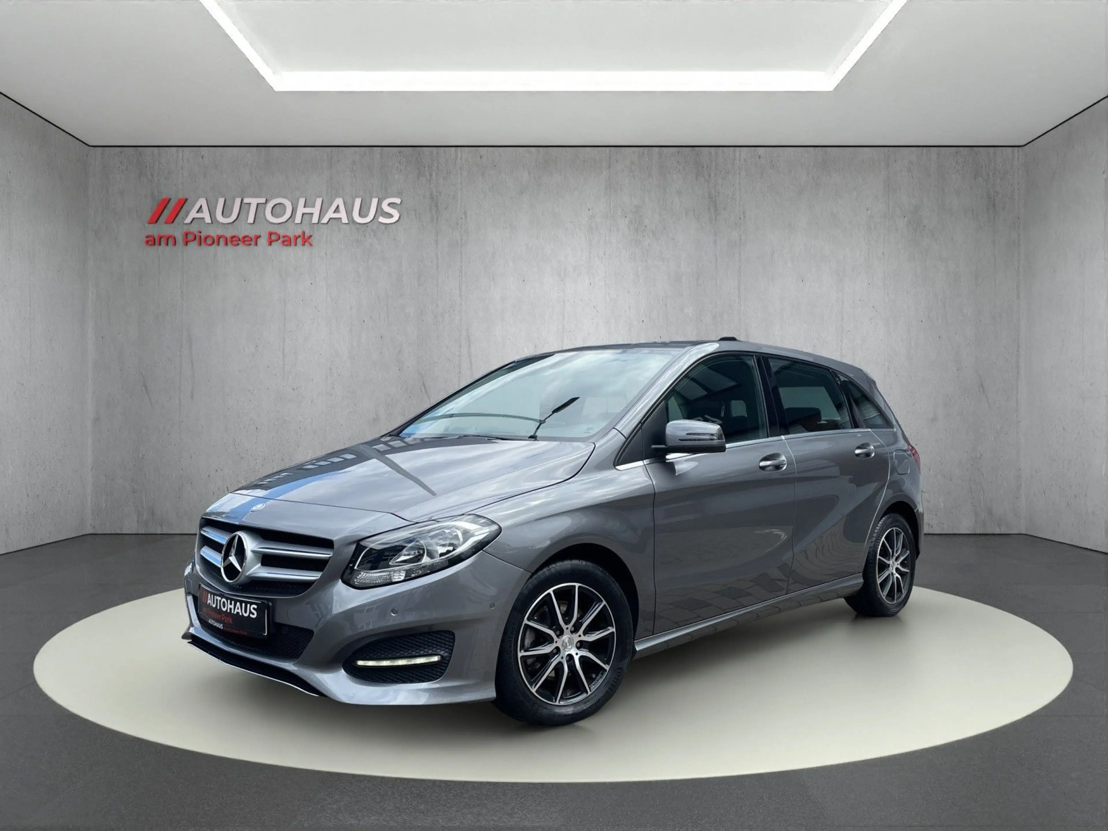 Mercedes-Benz B 180 STYLE*AHK*NAVI*KAMERA*PDC*KLIMA*GRA*1.Hand
