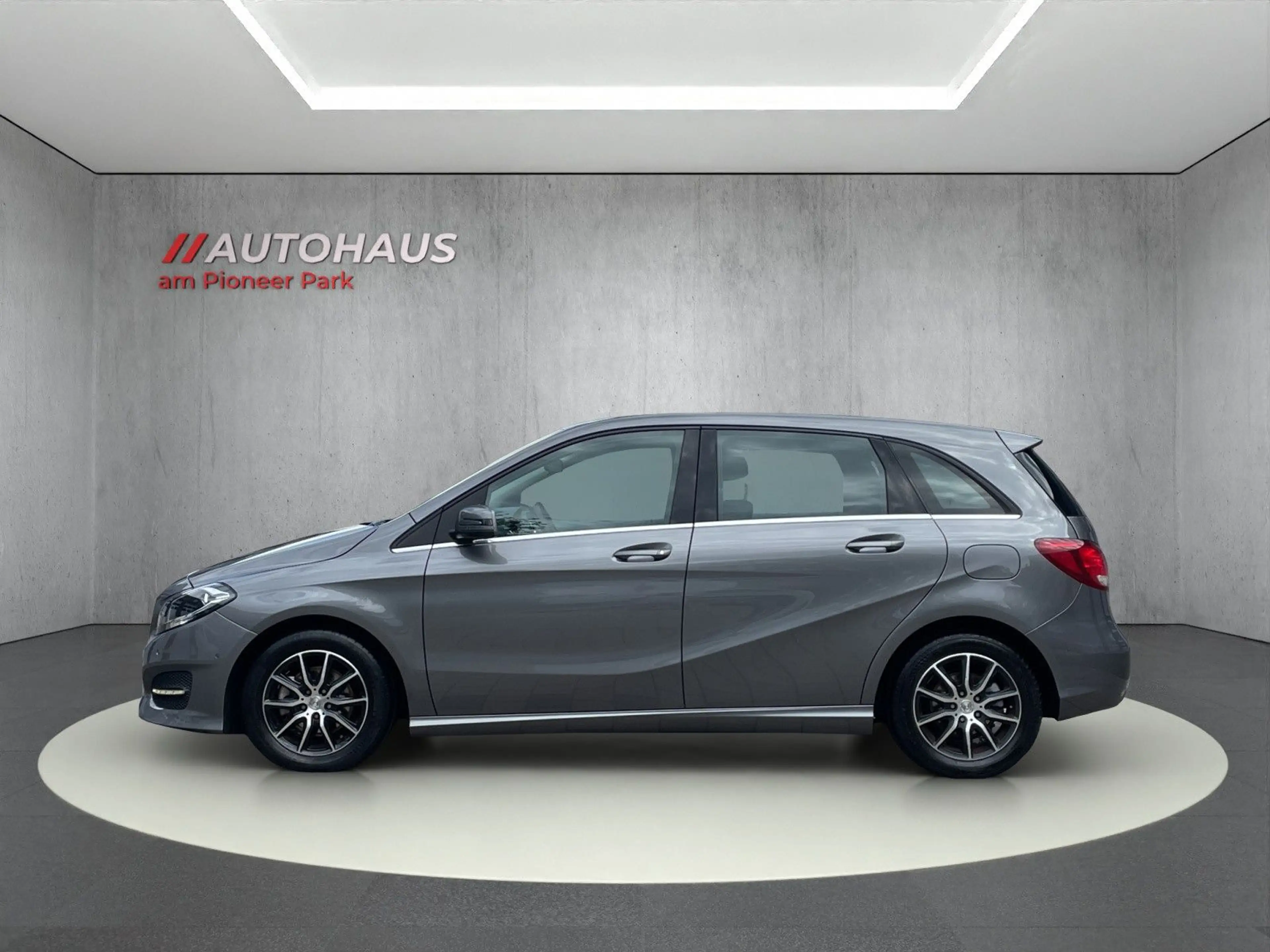 Mercedes-Benz B 180 STYLE*AHK*NAVI*KAMERA*PDC*KLIMA*GRA*1.Hand — photo 2