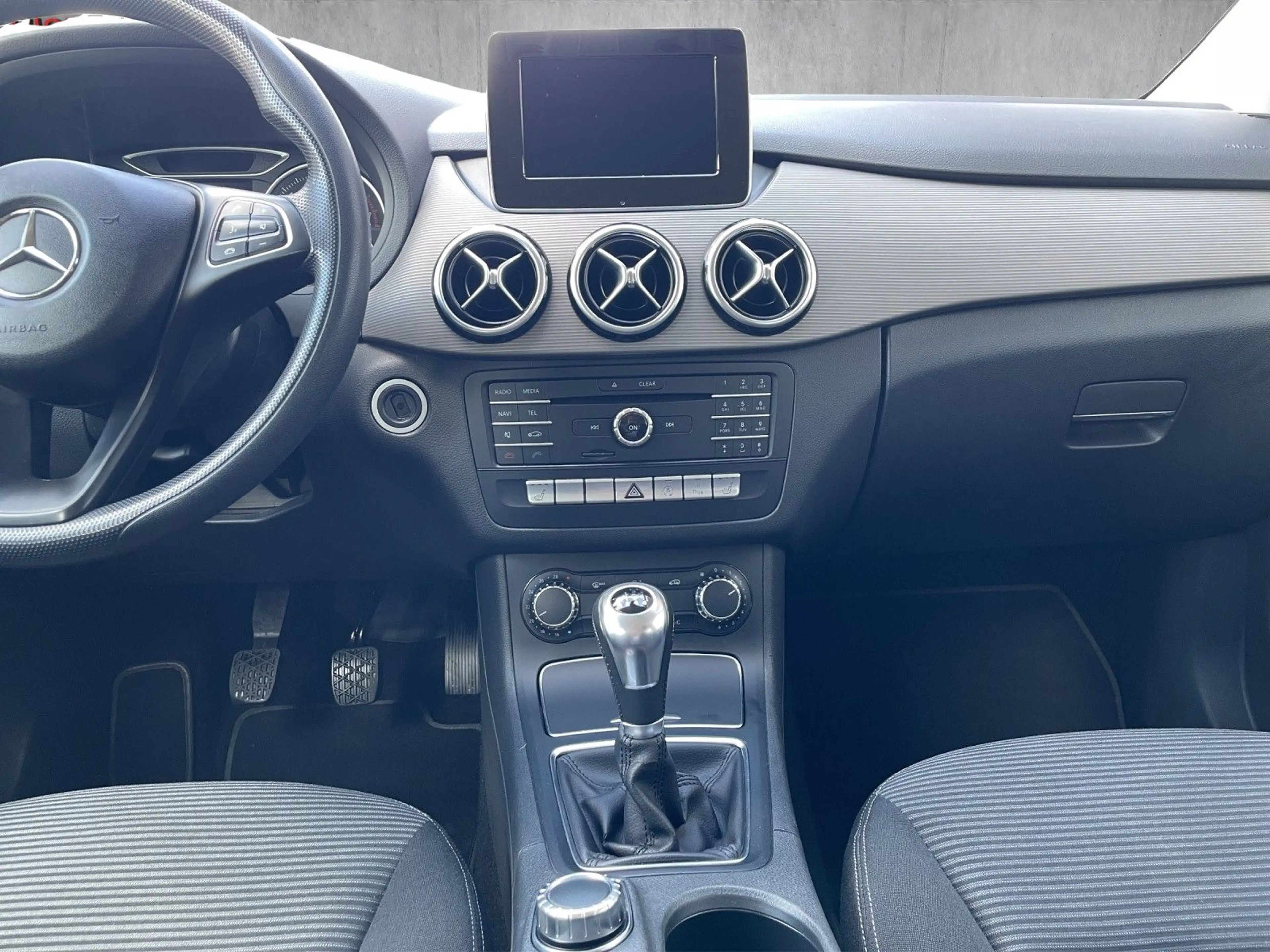 Mercedes-Benz B 180 STYLE*AHK*NAVI*KAMERA*PDC*KLIMA*GRA*1.Hand — photo 13