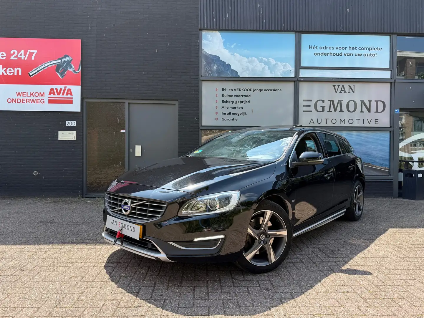 Volvo V60 2.4 D6 Twin Engine R-Design Zwart - 1