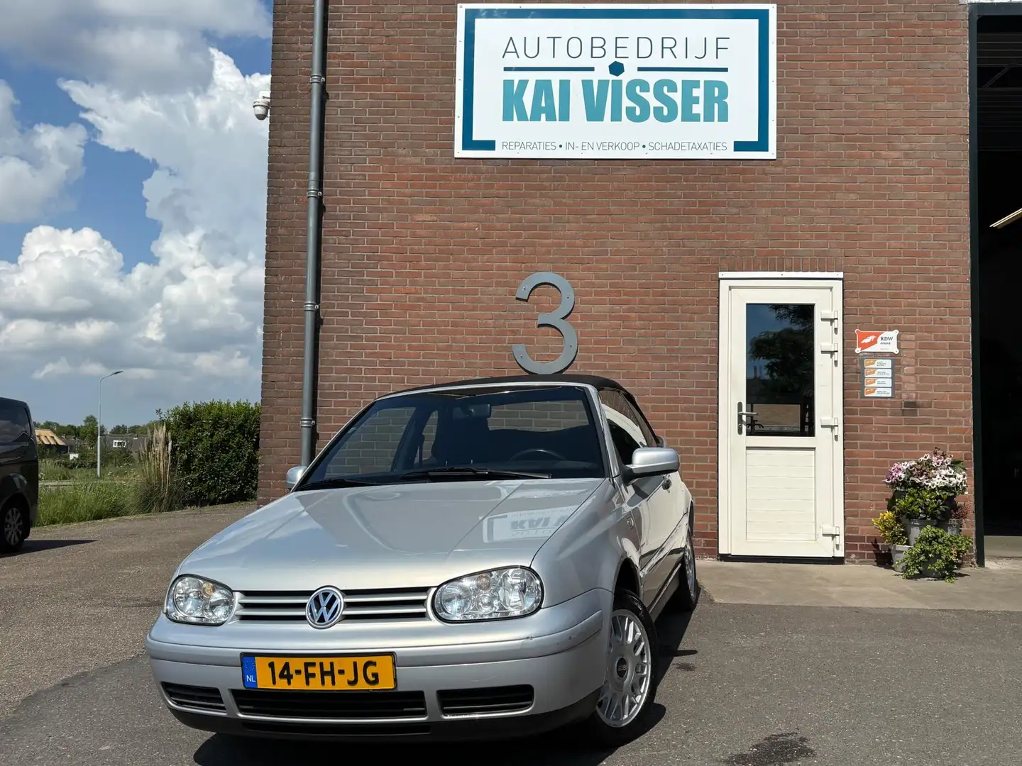 Volkswagen Golf Cabriolet 1.8 Trendline TREKHAAK Grijs - 1
