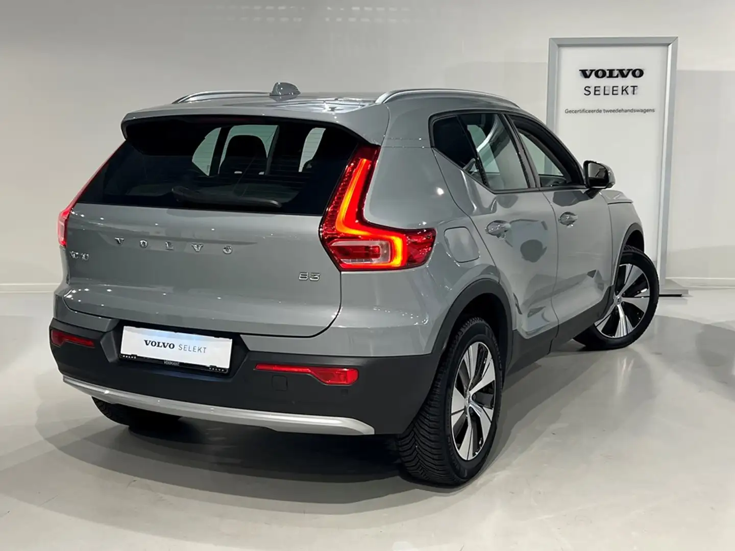 Volvo XC40 B3 Mild Hybride Grijs - 2