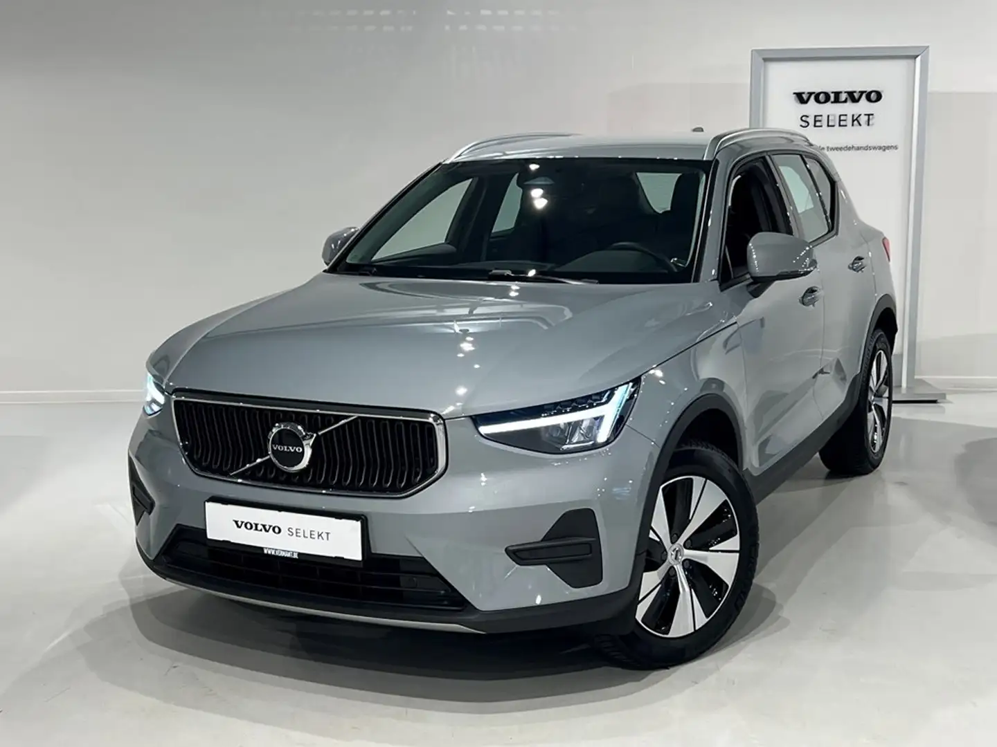 Volvo XC40 B3 Mild Hybride Grijs - 1