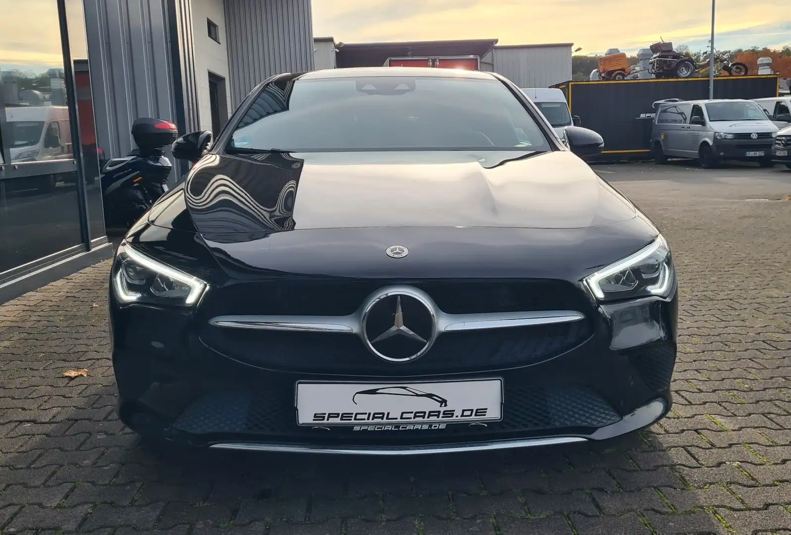 Mercedes-Benz CLA 200 8G DCT - ASSISTS - LED - 8 x ALU - Schwarz - 2