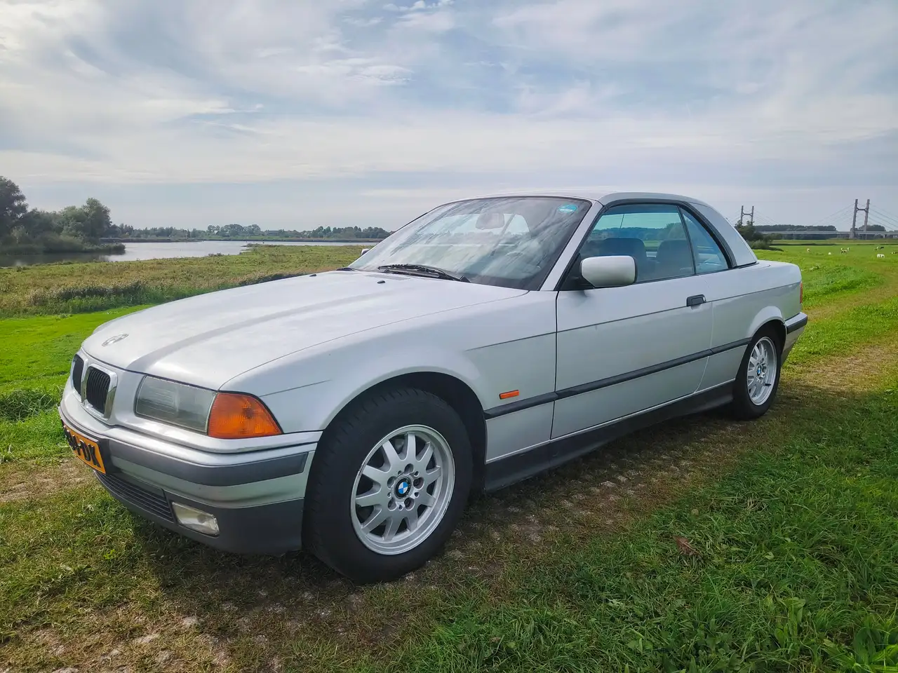 BMW 320i E36 Cabriolet (trekhaak), foto 1