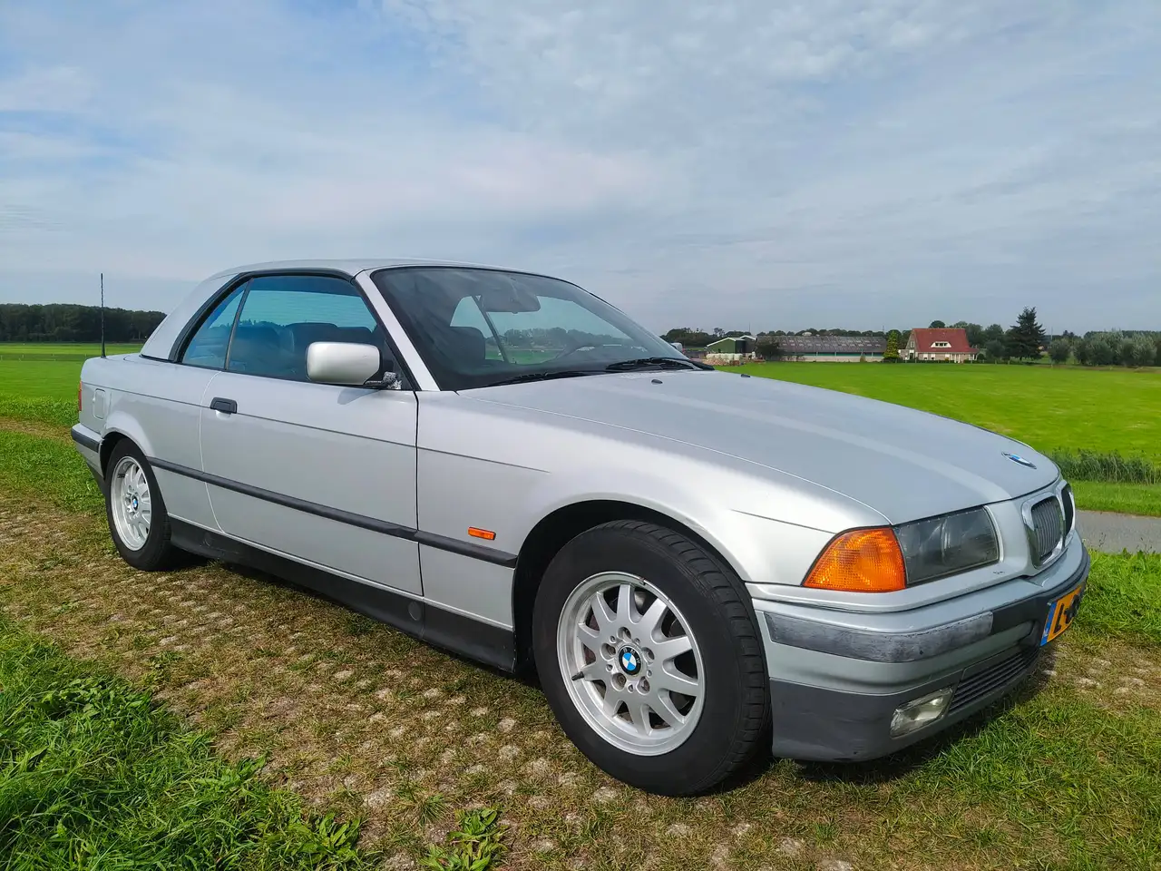 BMW 320i E36 Cabriolet (trekhaak), foto 3