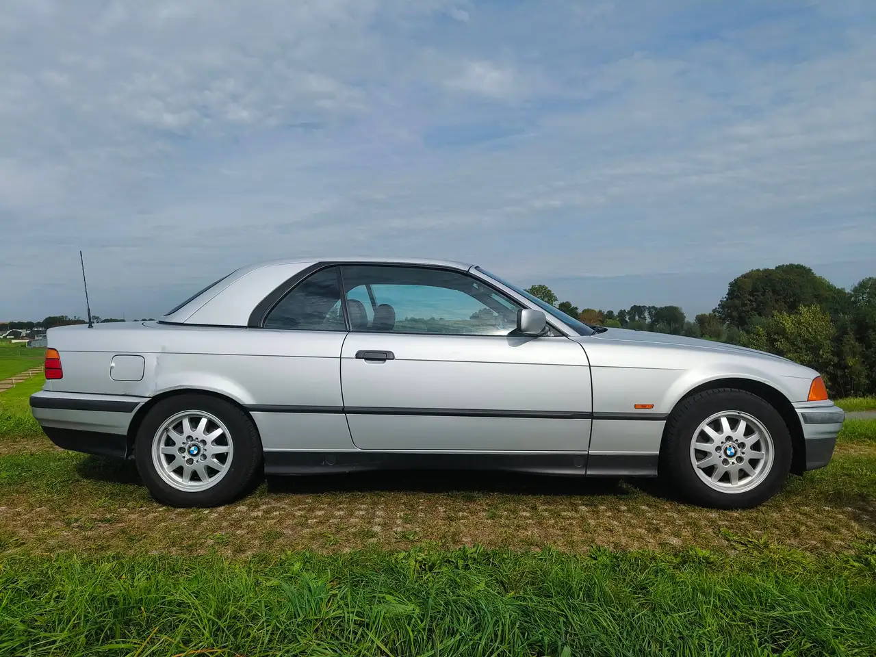 BMW 320i E36 Cabriolet (trekhaak), foto 4
