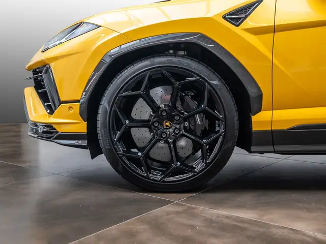 Lamborghini Urus view 5
