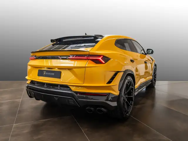 Lamborghini Urus view 3
