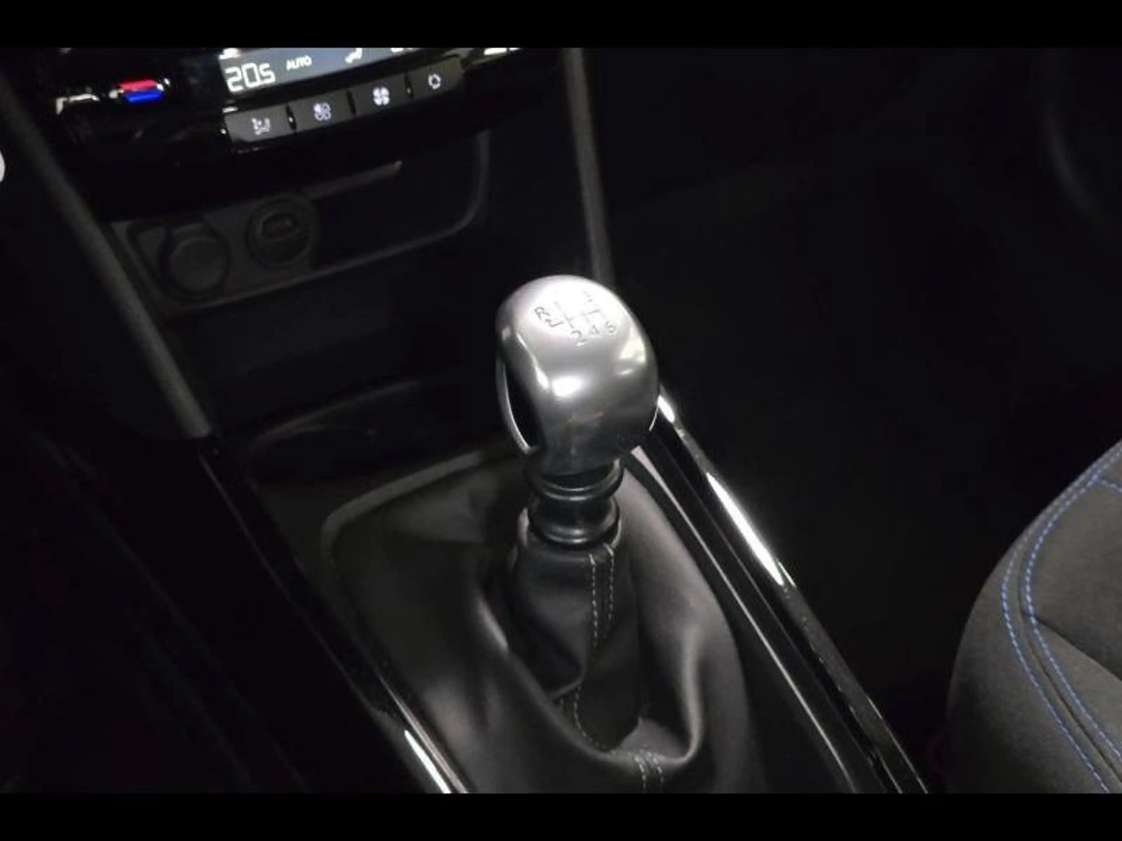 Peugeot 2008 Signature gps — photo 25