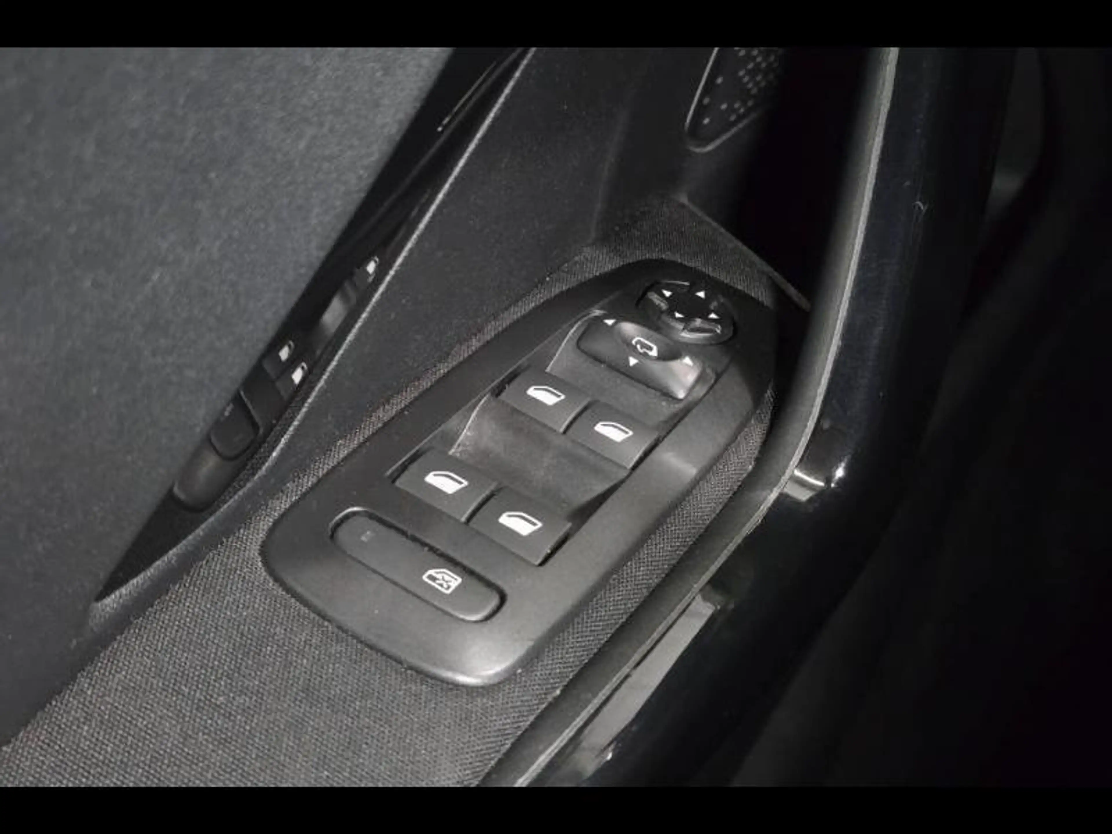 Peugeot 2008 Signature gps — photo 26