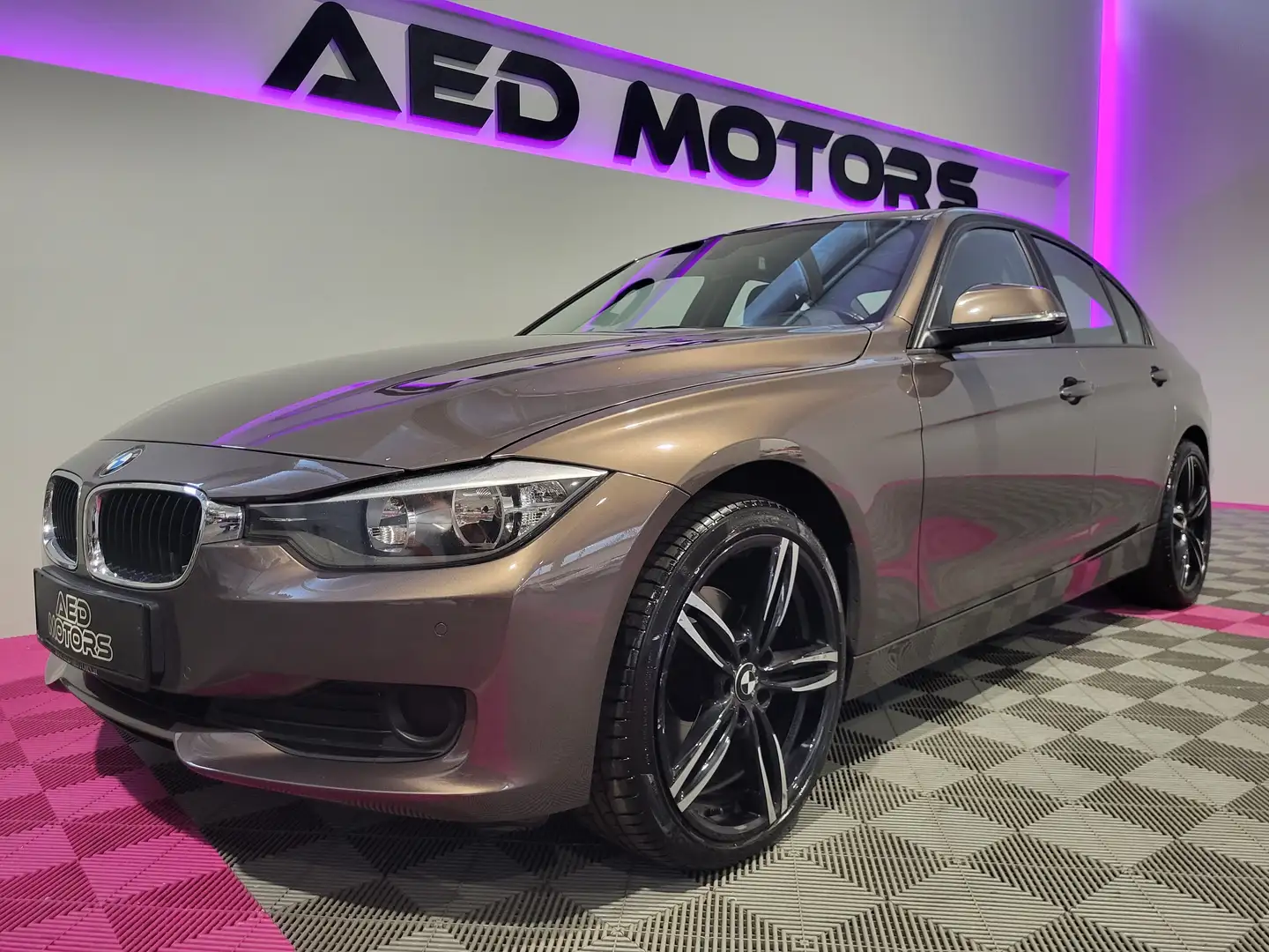 BMW 320 320 d xDrive Brun - 1