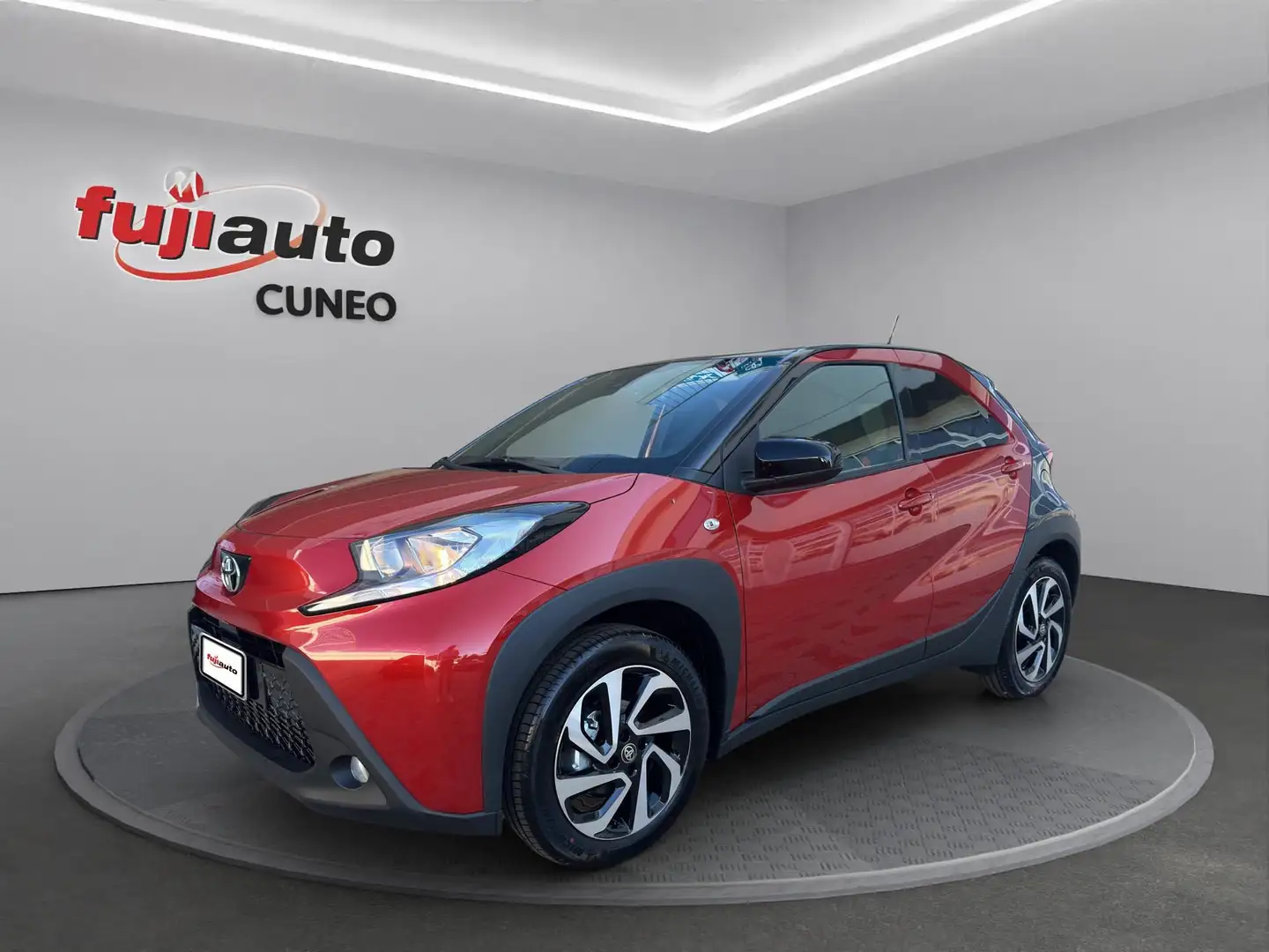Toyota Aygo X Aygo X 1.0 VVTI 72CV MT Benzina Trend Rouge - 1