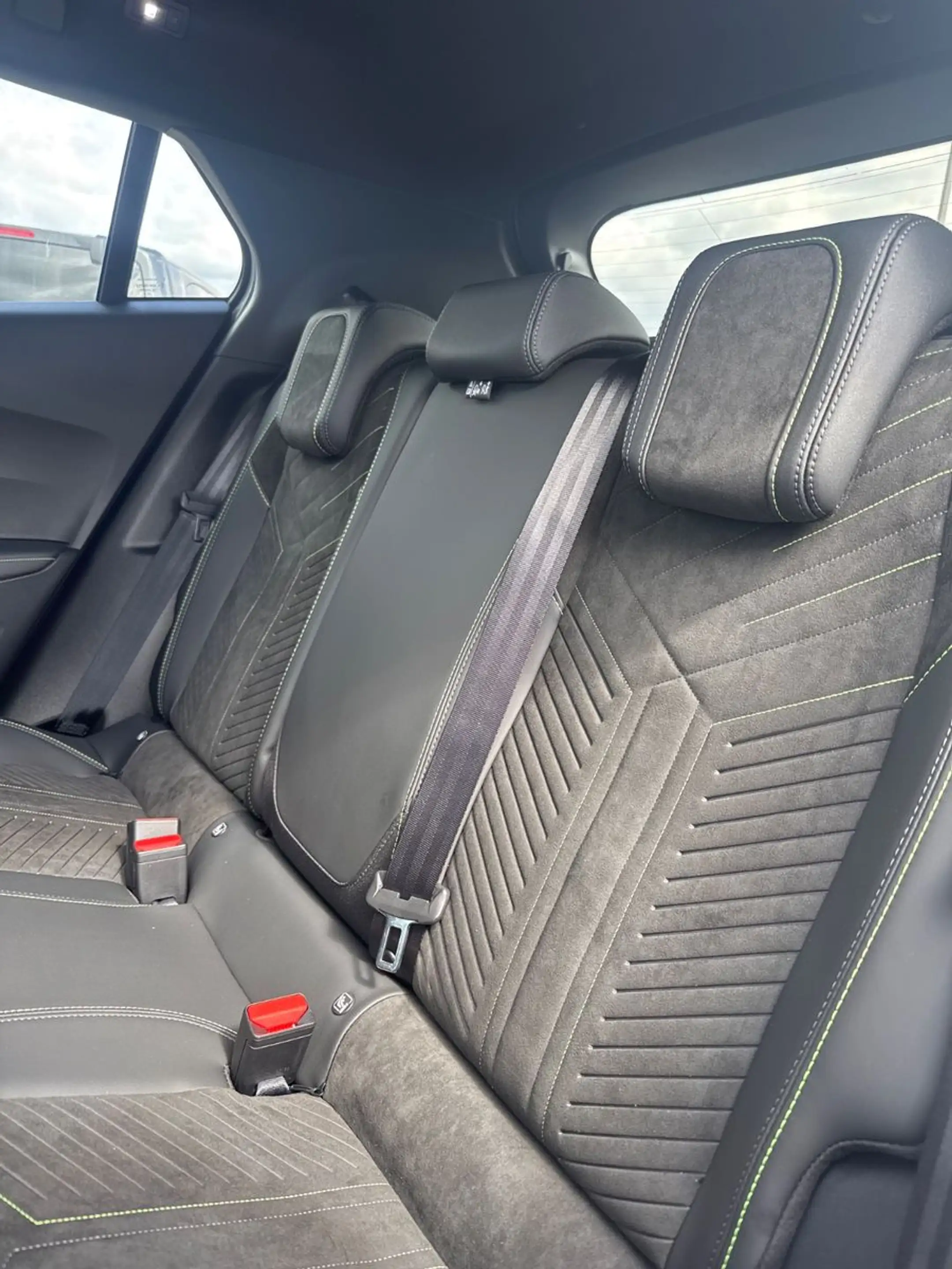 Peugeot 2008 Hybrid 145 GT, ACC, Navi — photo 8
