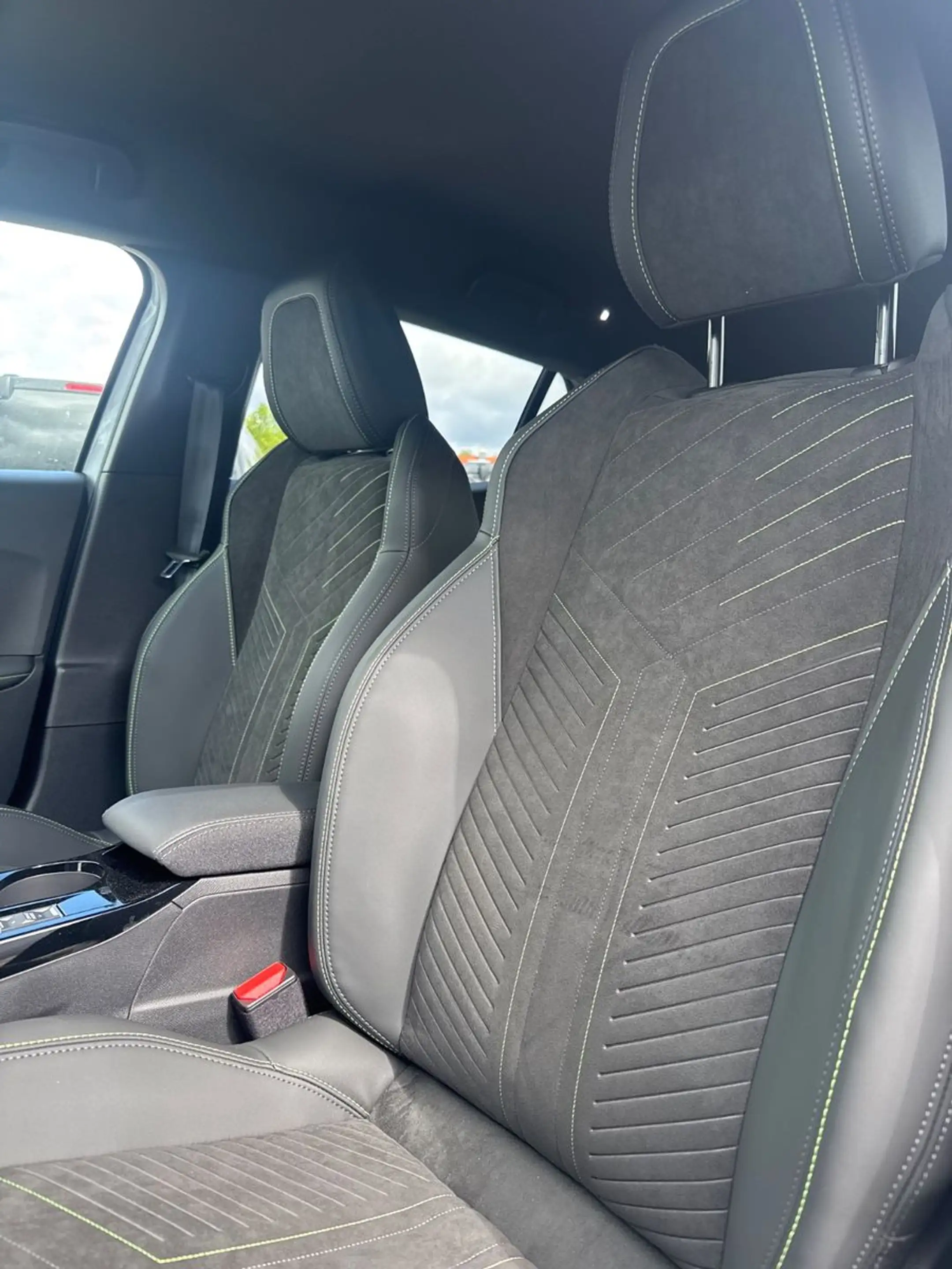 Peugeot 2008 Hybrid 145 GT, ACC, Navi — photo 7