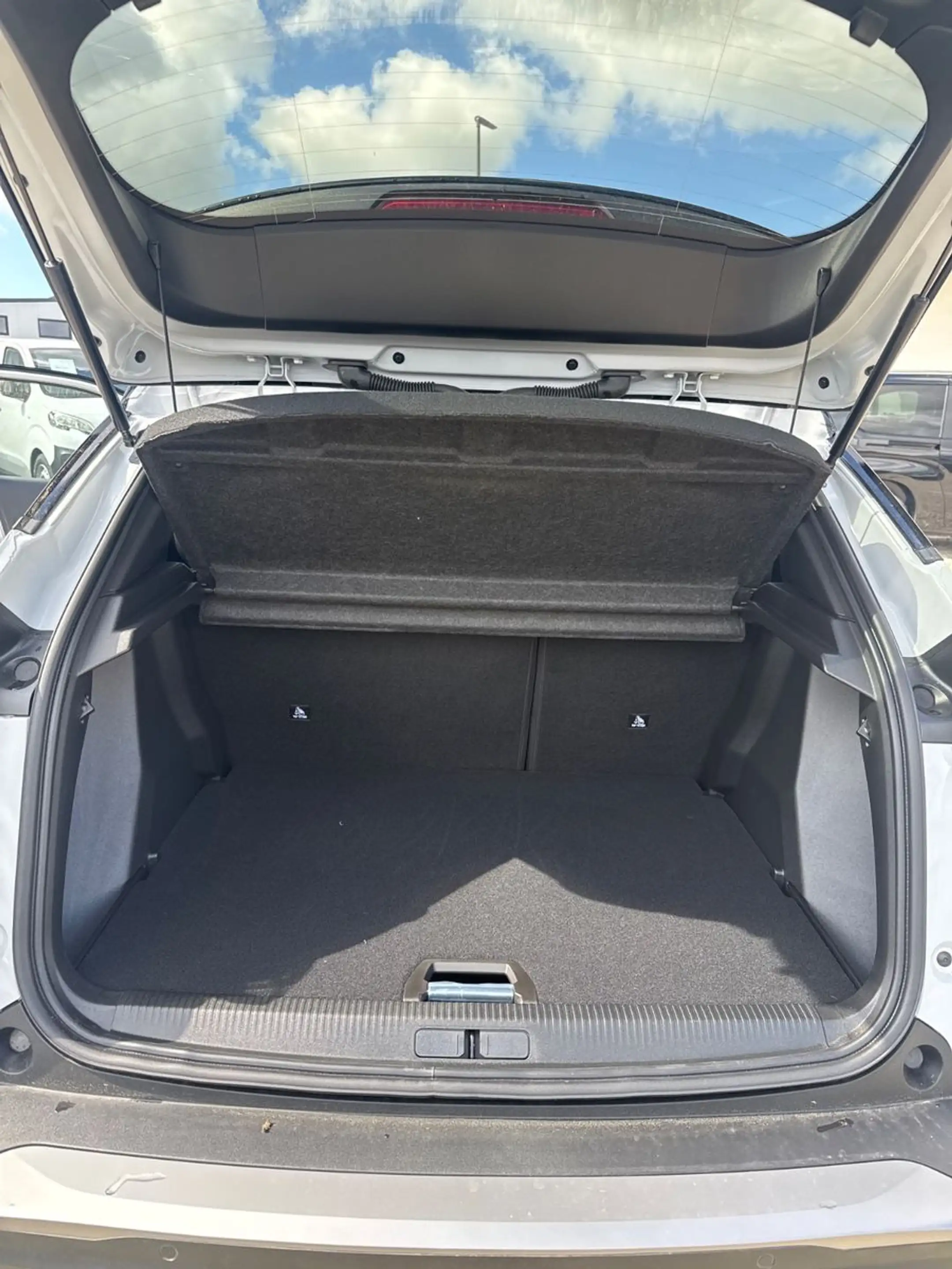 Peugeot 2008 Hybrid 145 GT, ACC, Navi — photo 9