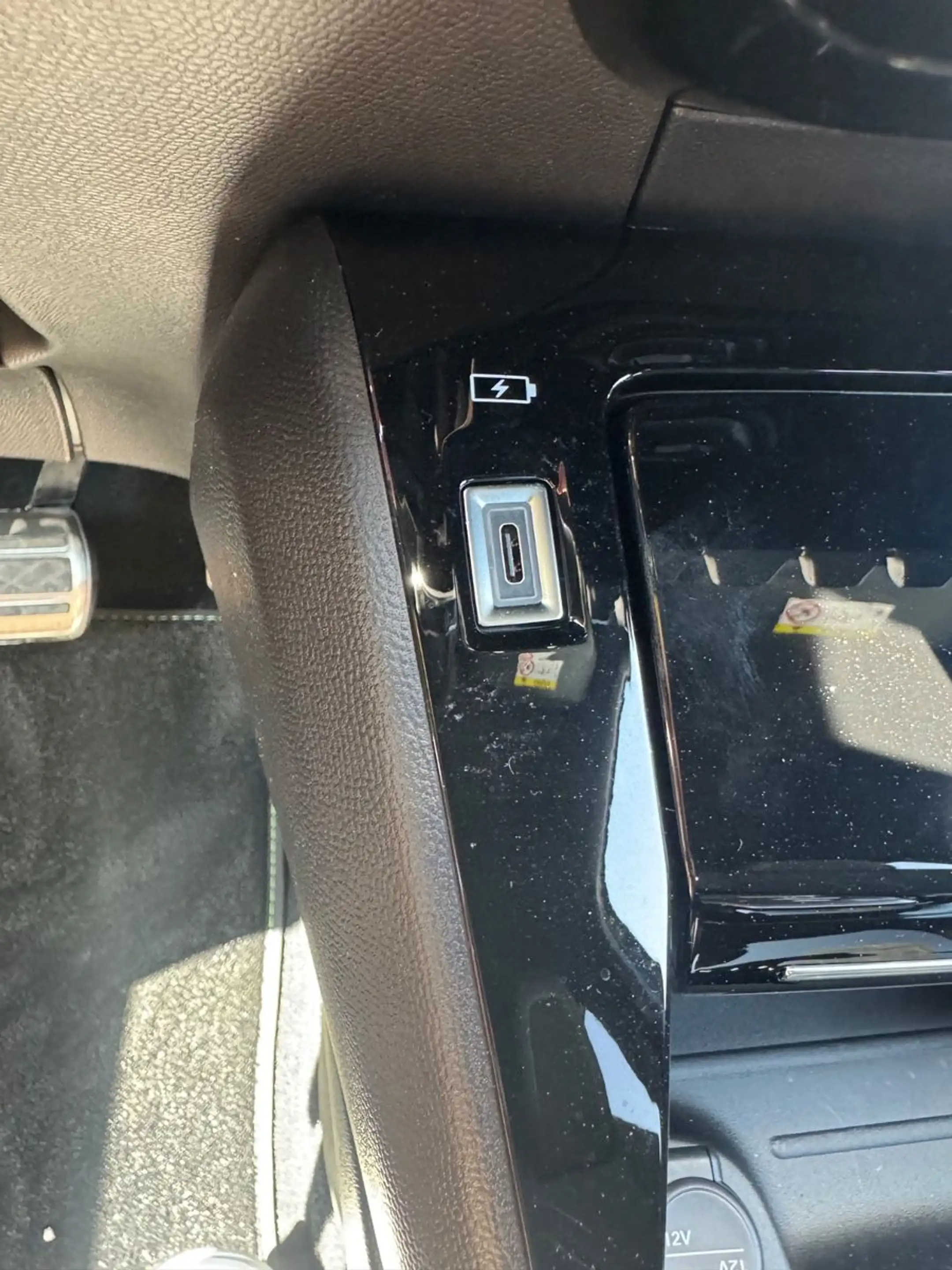 Peugeot 2008 Hybrid 145 GT, ACC, Navi — photo 15