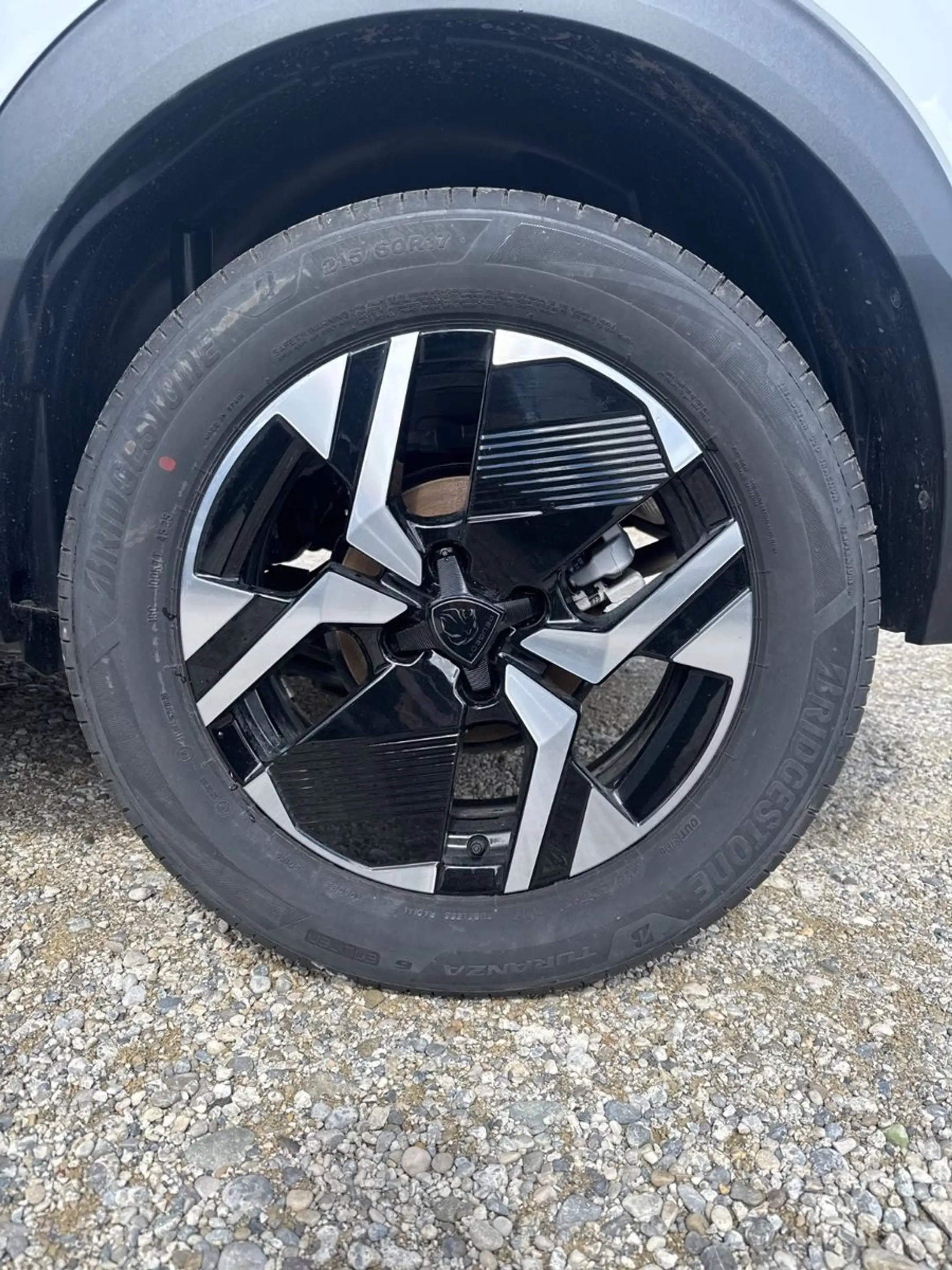 Peugeot 2008 Hybrid 145 GT, ACC, Navi — photo 10