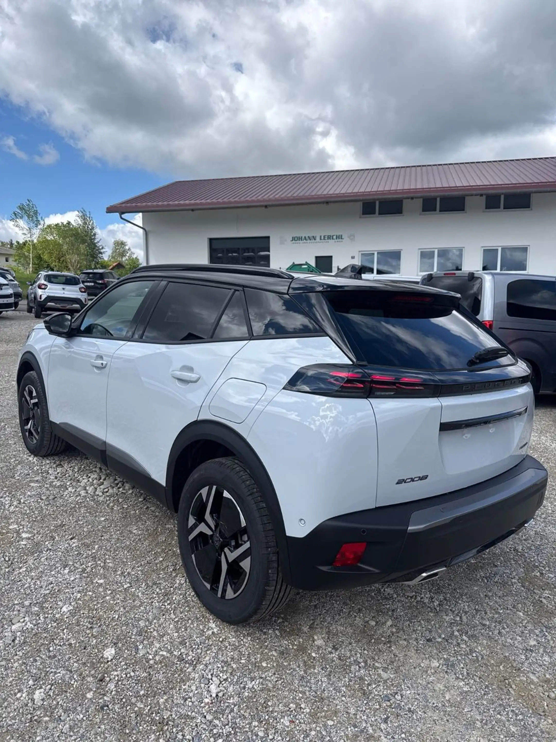 Peugeot 2008 Hybrid 145 GT, ACC, Navi — photo 2