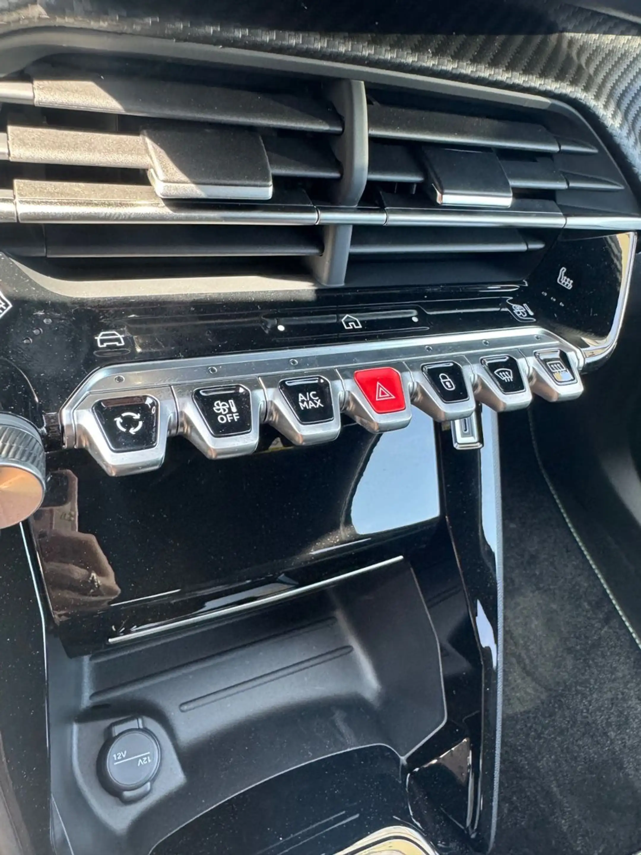Peugeot 2008 Hybrid 145 GT, ACC, Navi — photo 14