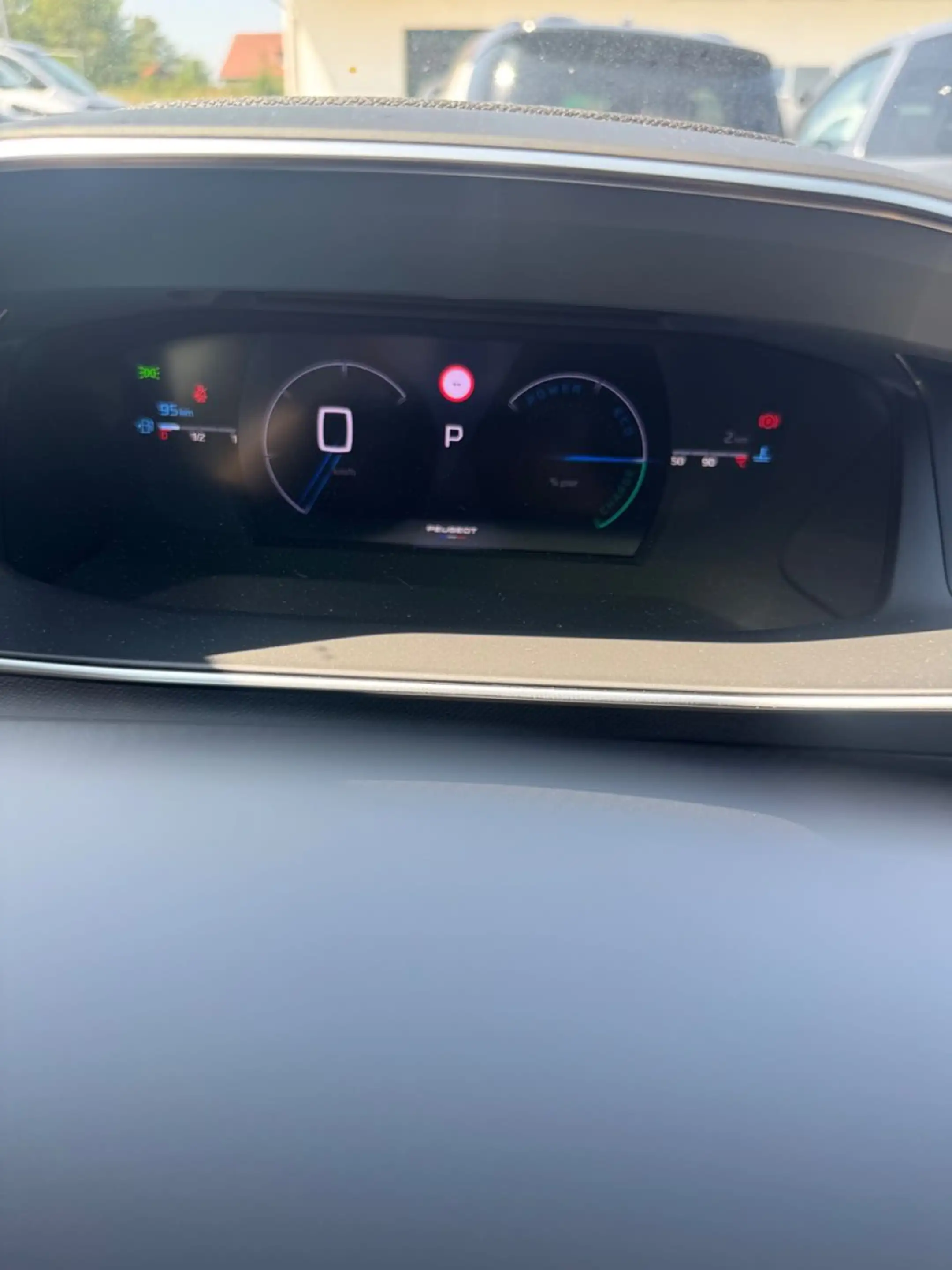 Peugeot 2008 Hybrid 145 GT, ACC, Navi — photo 12