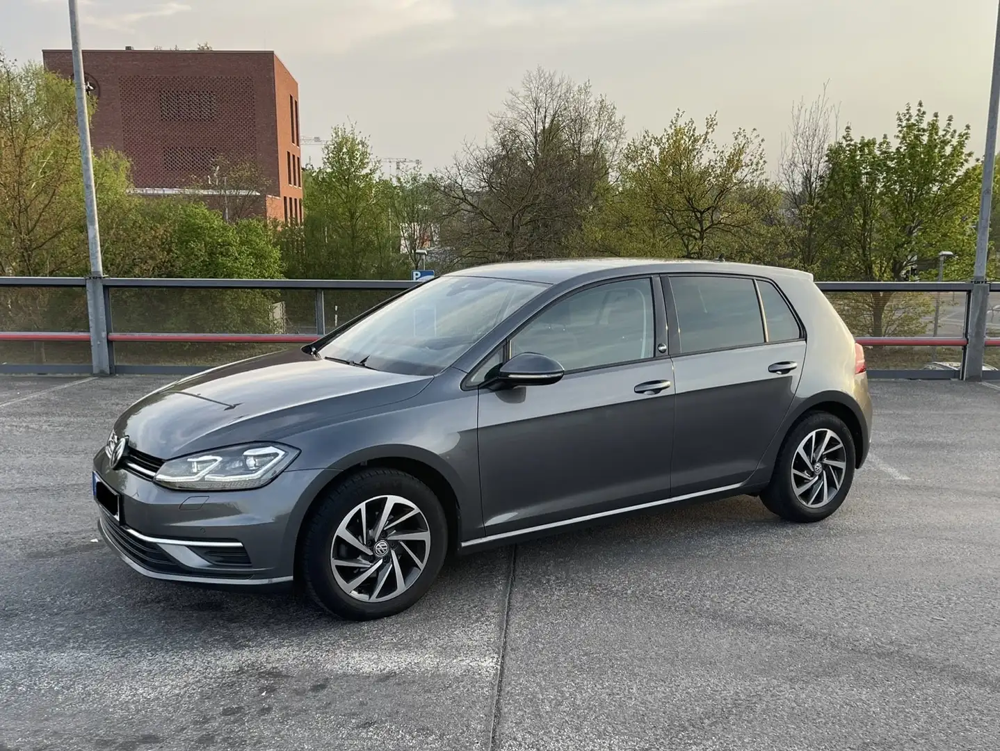 Volkswagen Golf VII 1.0 TSI Sound LED/SHZ/APP/ACC Grau - 1