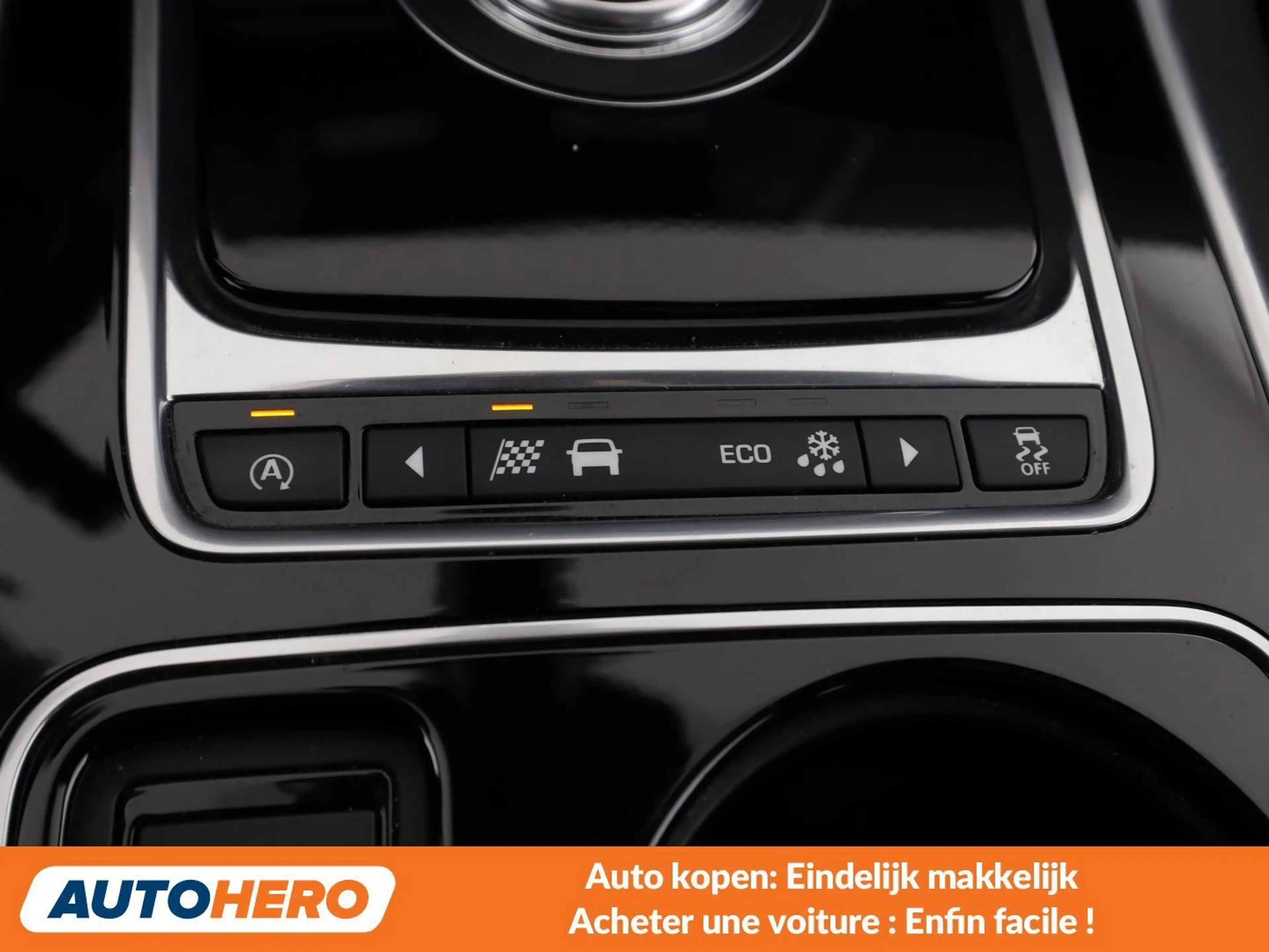 Jaguar XE 20d R-Sport — photo 11