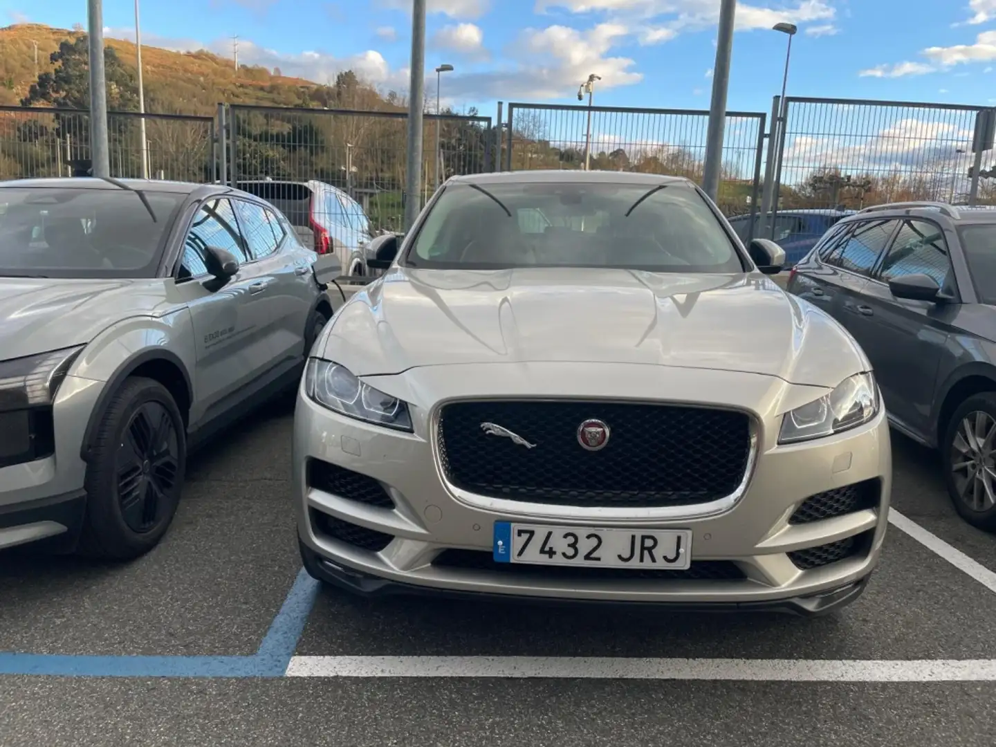 Jaguar F-Pace 3.0TDV6 Portfolio Aut. AWD Beige - 1