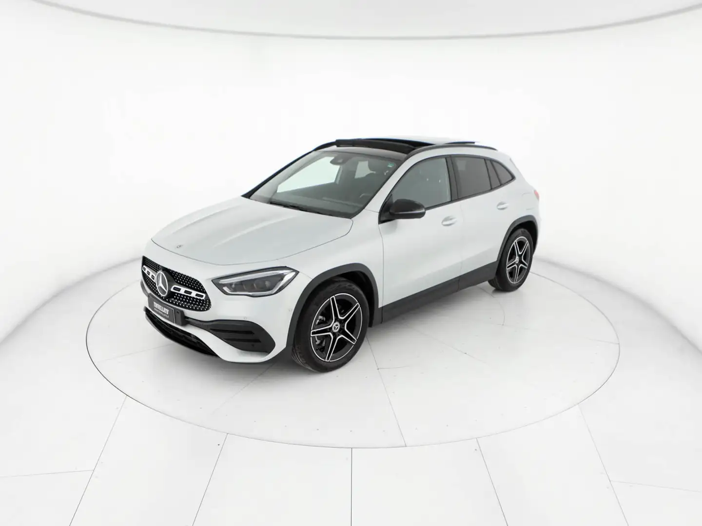 Mercedes-Benz GLA 200 200 d premium 4matic auto Stříbrná - 2