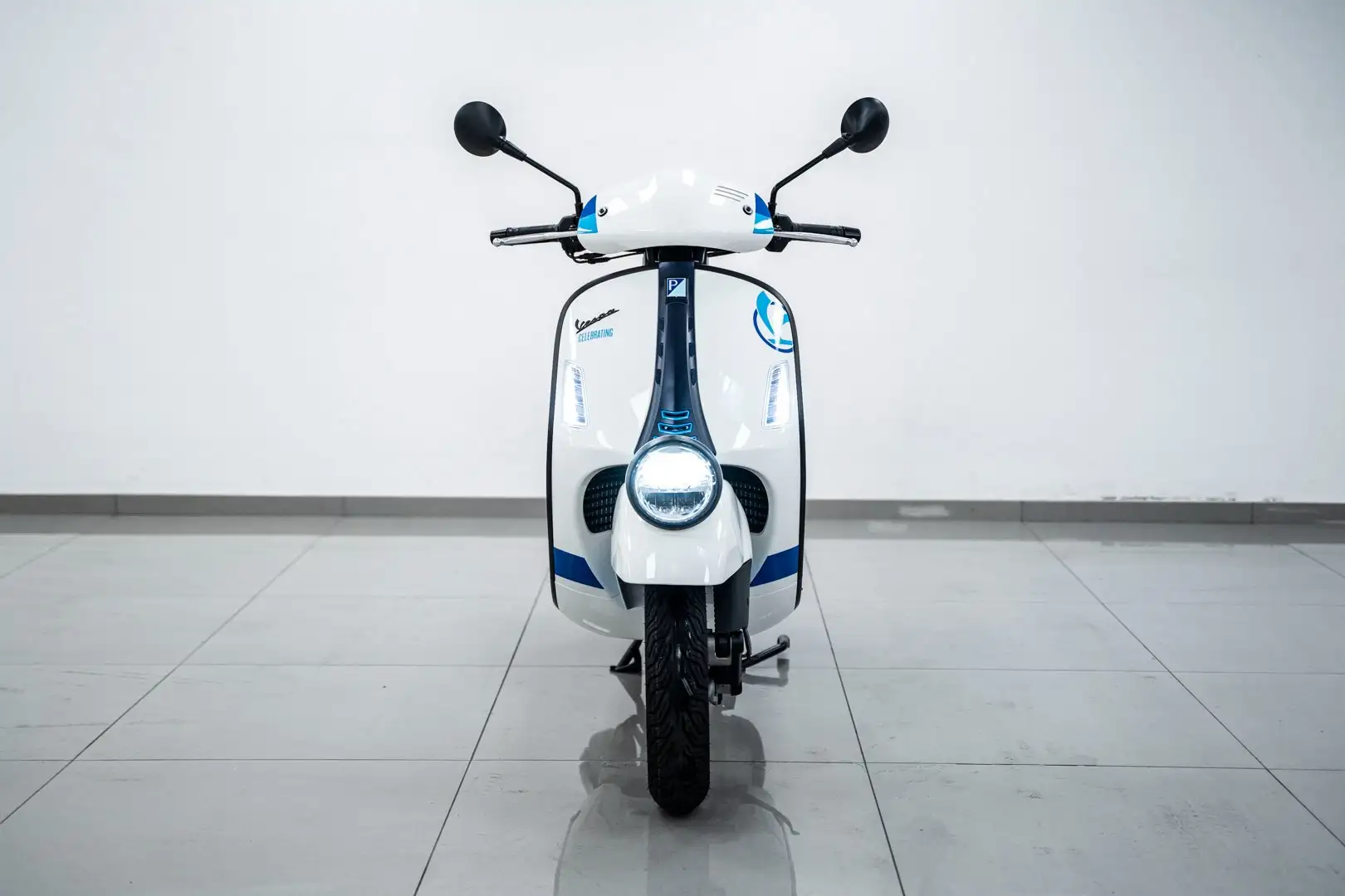 Piaggio GTS 300 VESPA GTV 140° TH OF PIAGGIO REALMENTE DISP. Bílá - 2