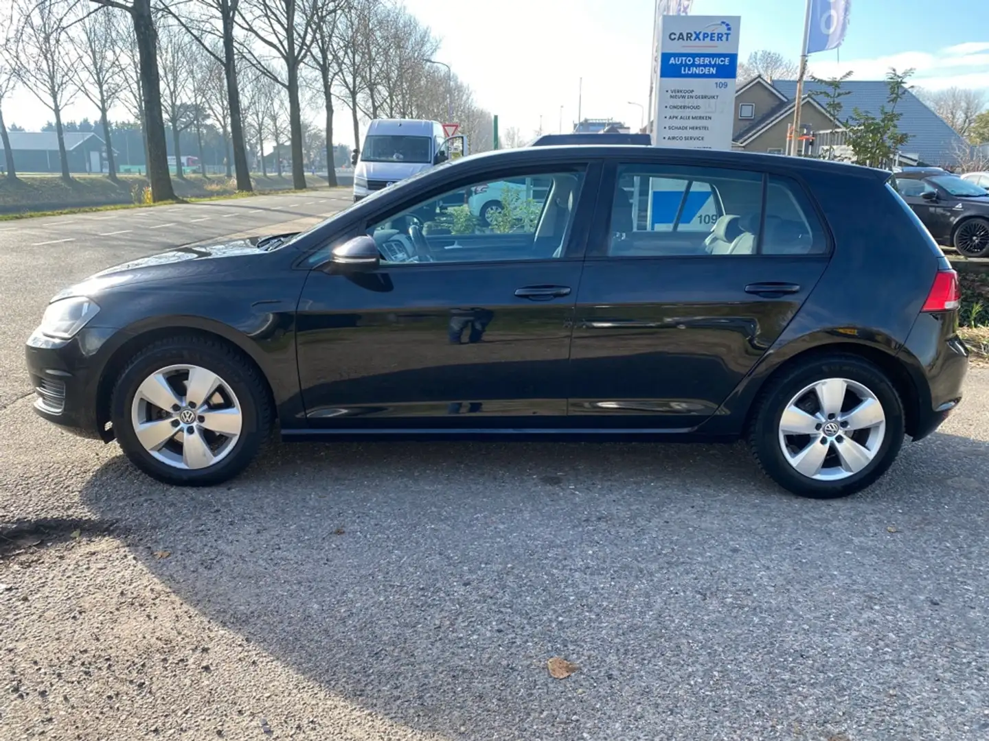Volkswagen Golf 1.2 TSI Comfortline Zwart - 2