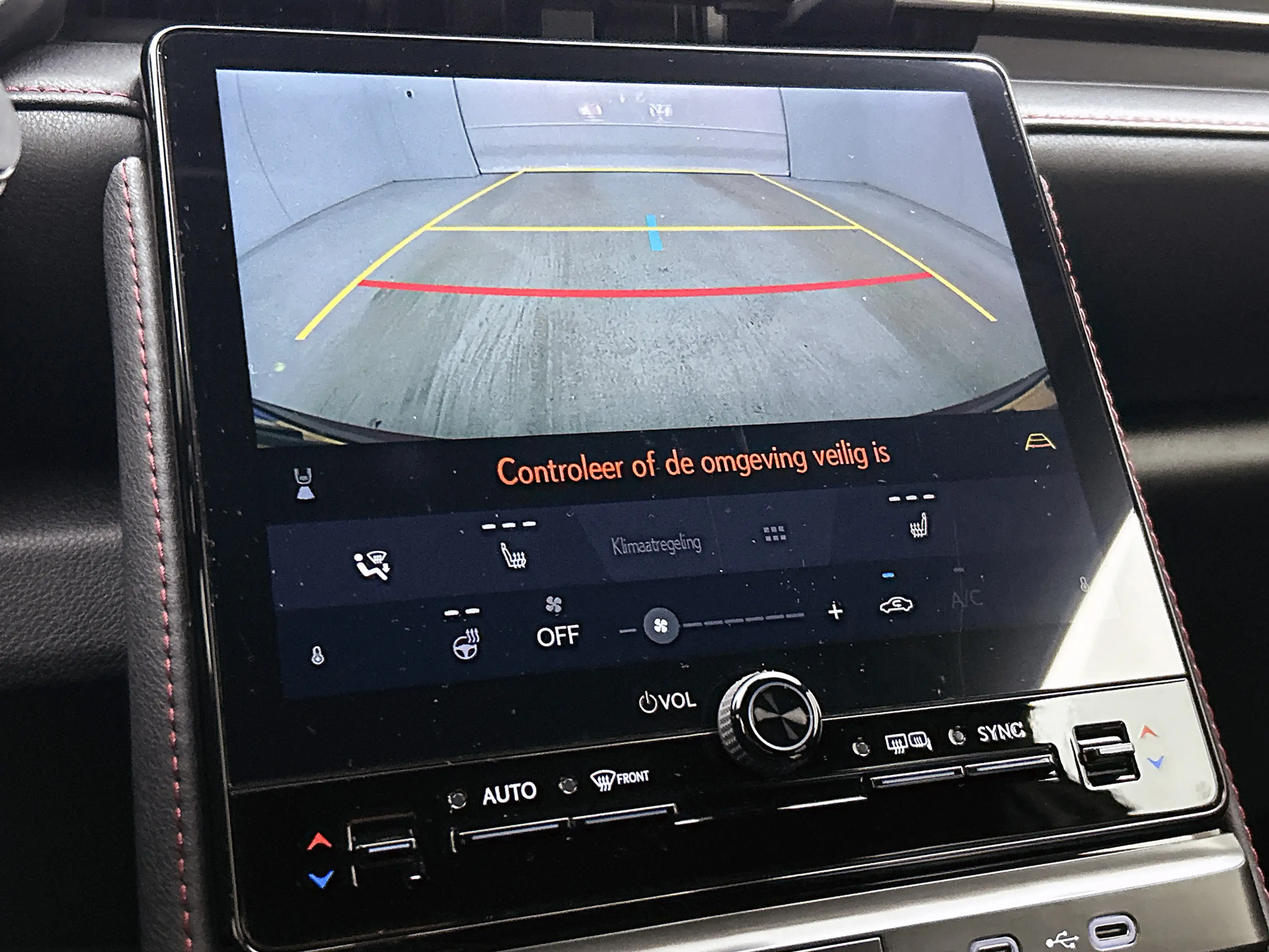 Lexus LBX Emotion 2WD | Bi-Tone Premium Metallic | Stoel- en — photo 8