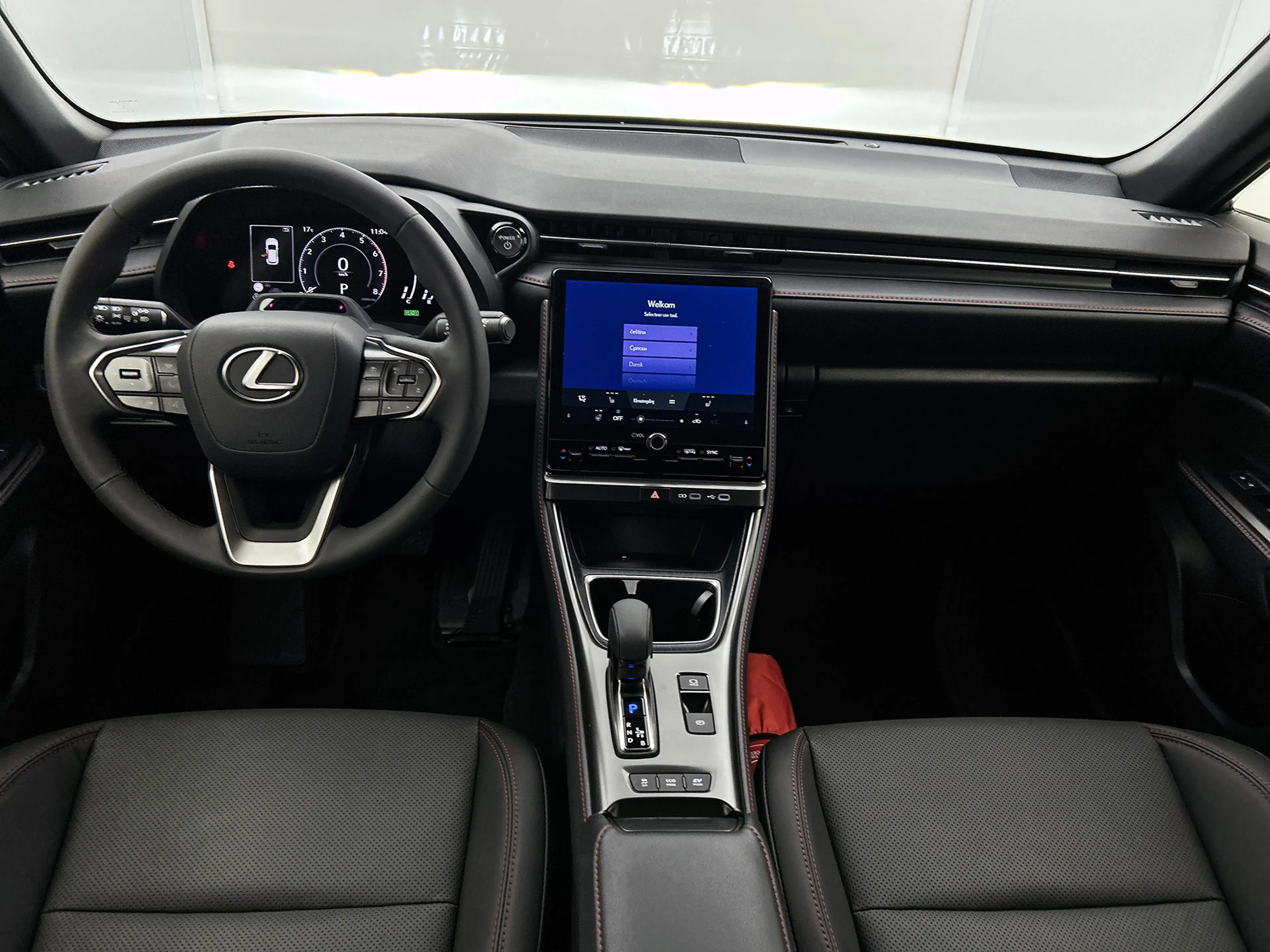 Lexus LBX Emotion 2WD | Bi-Tone Premium Metallic | Stoel- en — photo 4
