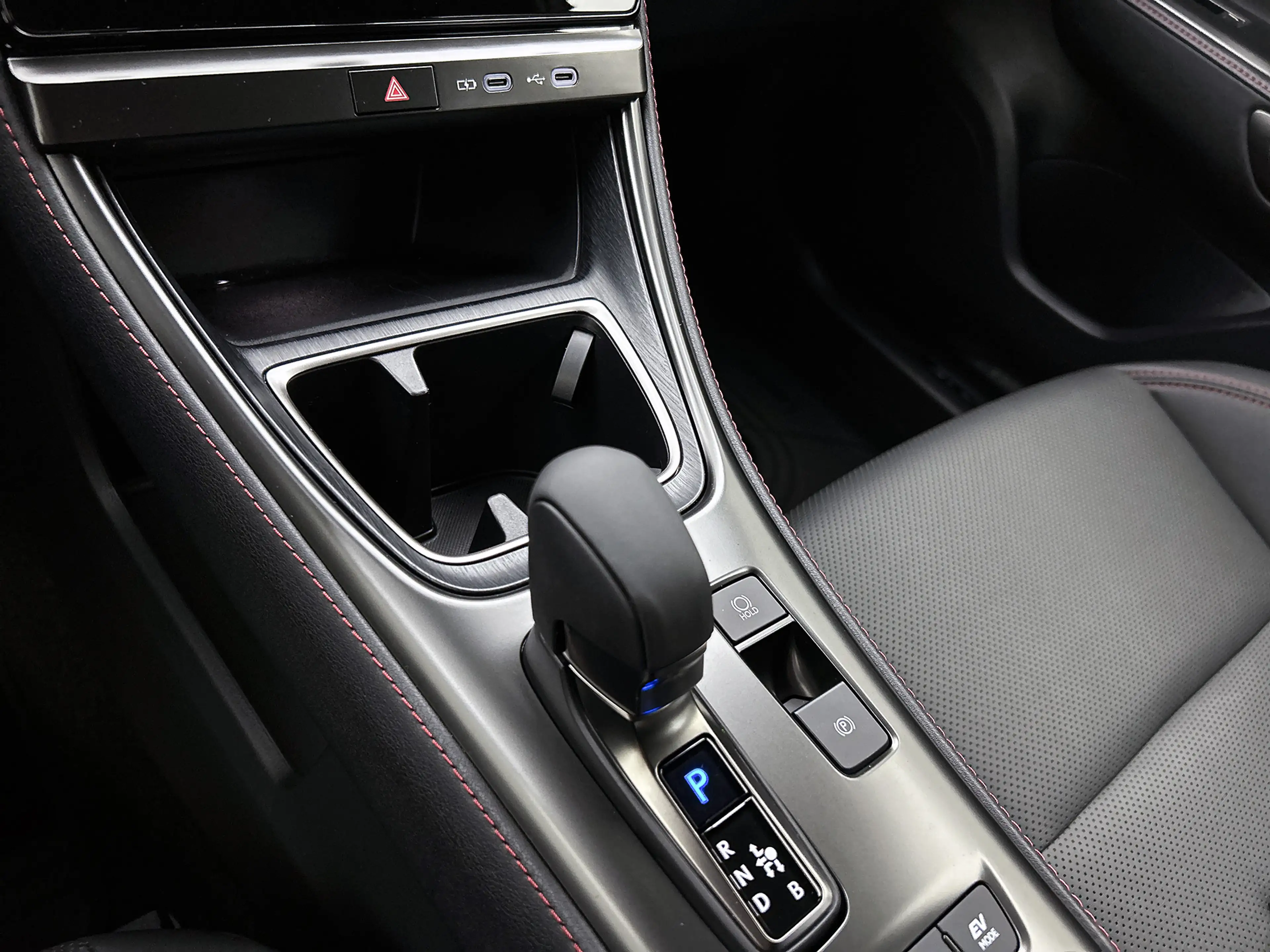 Lexus LBX Emotion 2WD | Bi-Tone Premium Metallic | Stoel- en — photo 11