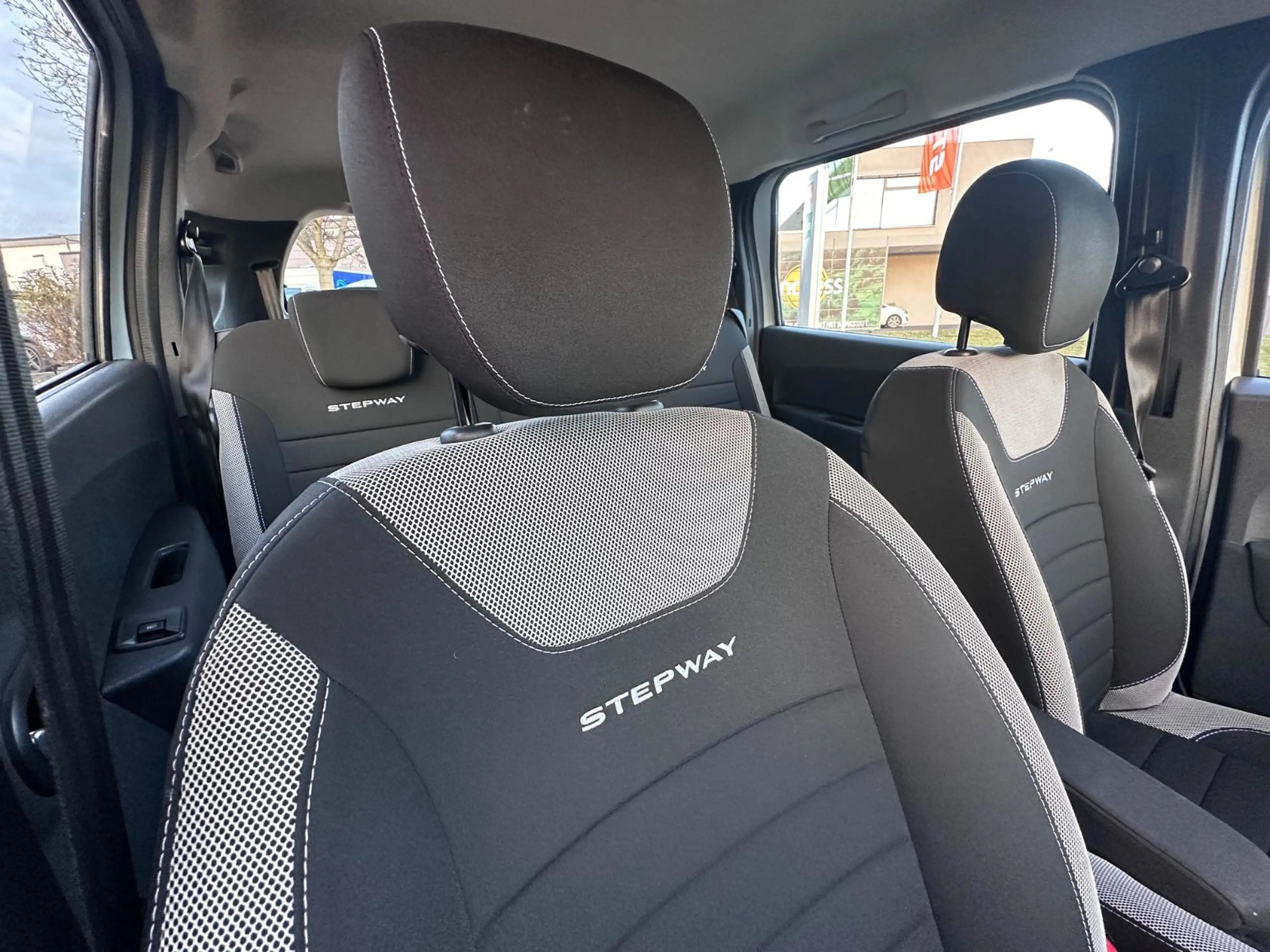 Dacia Lodgy Stepway Selection*7 Sitzer*Navi*1 Hand* — photo 15