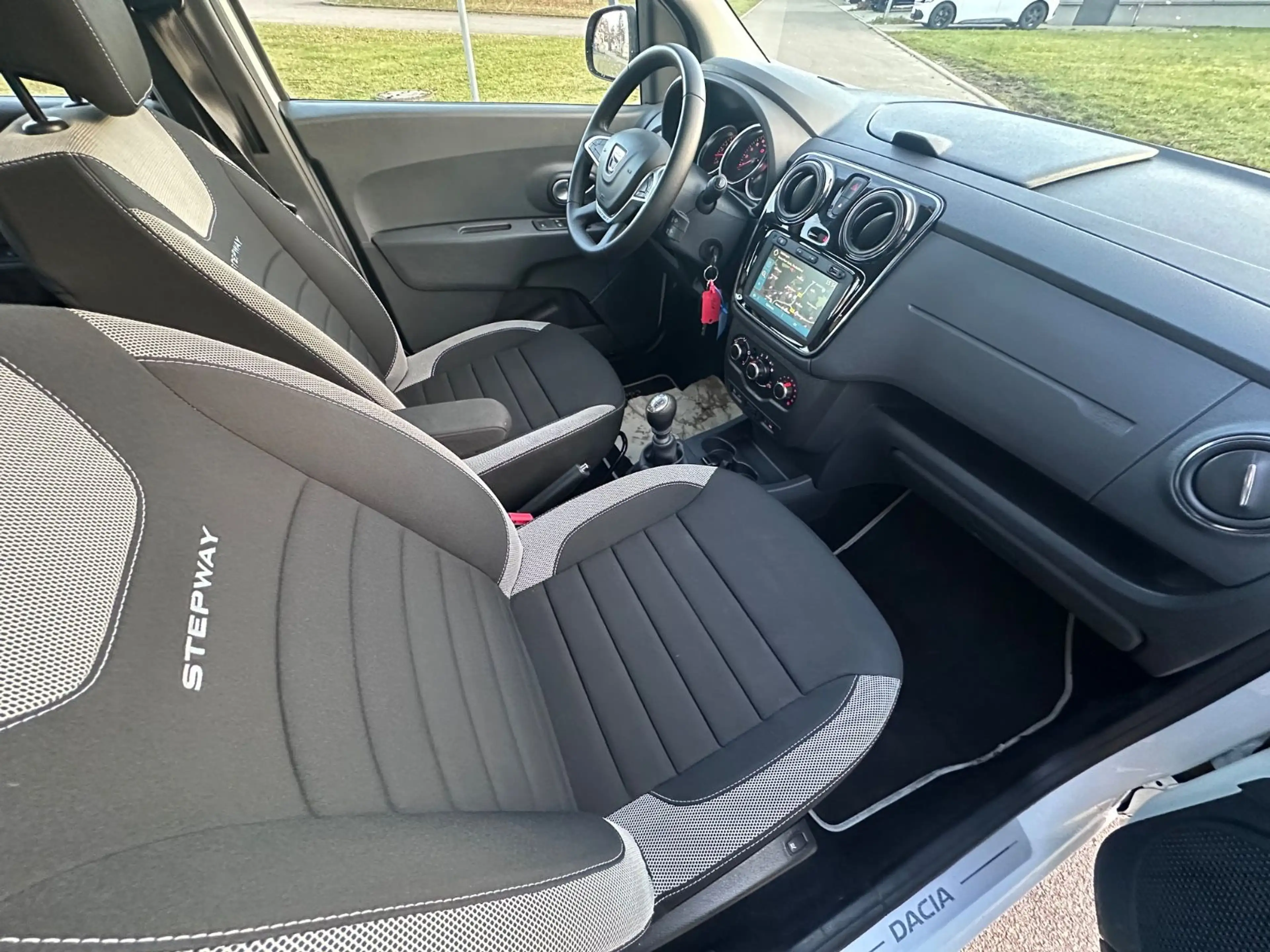 Dacia Lodgy Stepway Selection*7 Sitzer*Navi*1 Hand* — photo 11