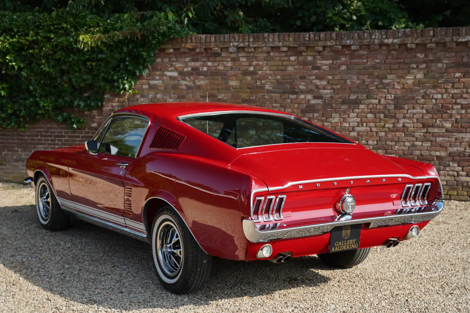 Ford Mustang Fastback "S-code" 390 In a professionally restored Rouge - 2