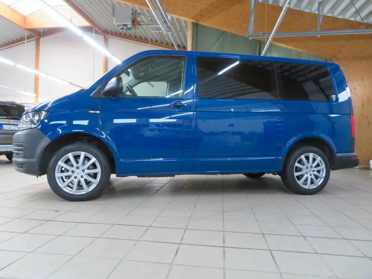Volkswagen T6 Caravelle Trendline 9-Sitzer *Klima* Blau - 2