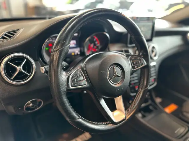 Mercedes-Benz 220 view 12
