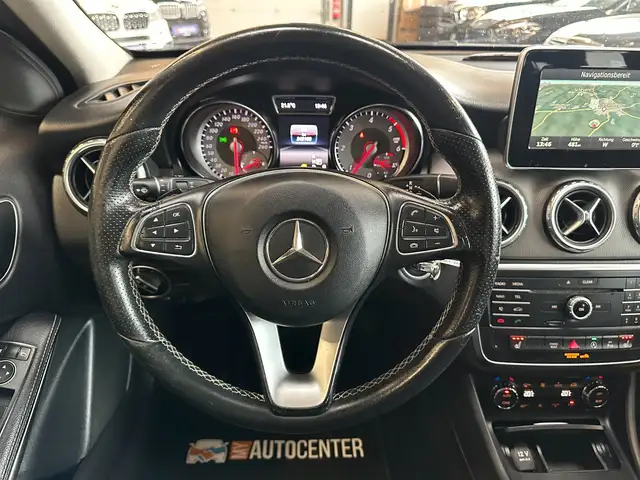 Mercedes-Benz 220 view 7