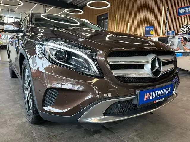 Mercedes-Benz 220 view 3