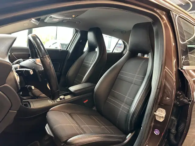 Mercedes-Benz 220 view 8
