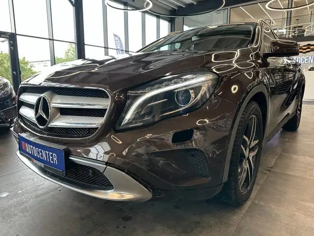 Mercedes-Benz 220 view 4
