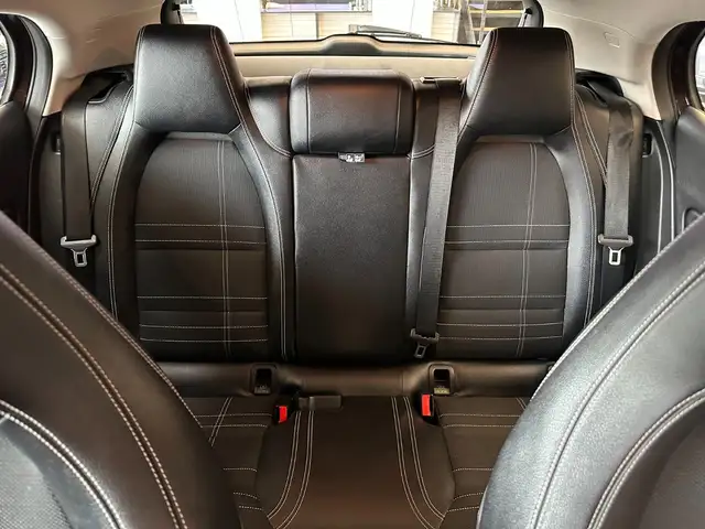 Mercedes-Benz 220 view 13