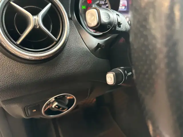 Mercedes-Benz 220 view 9