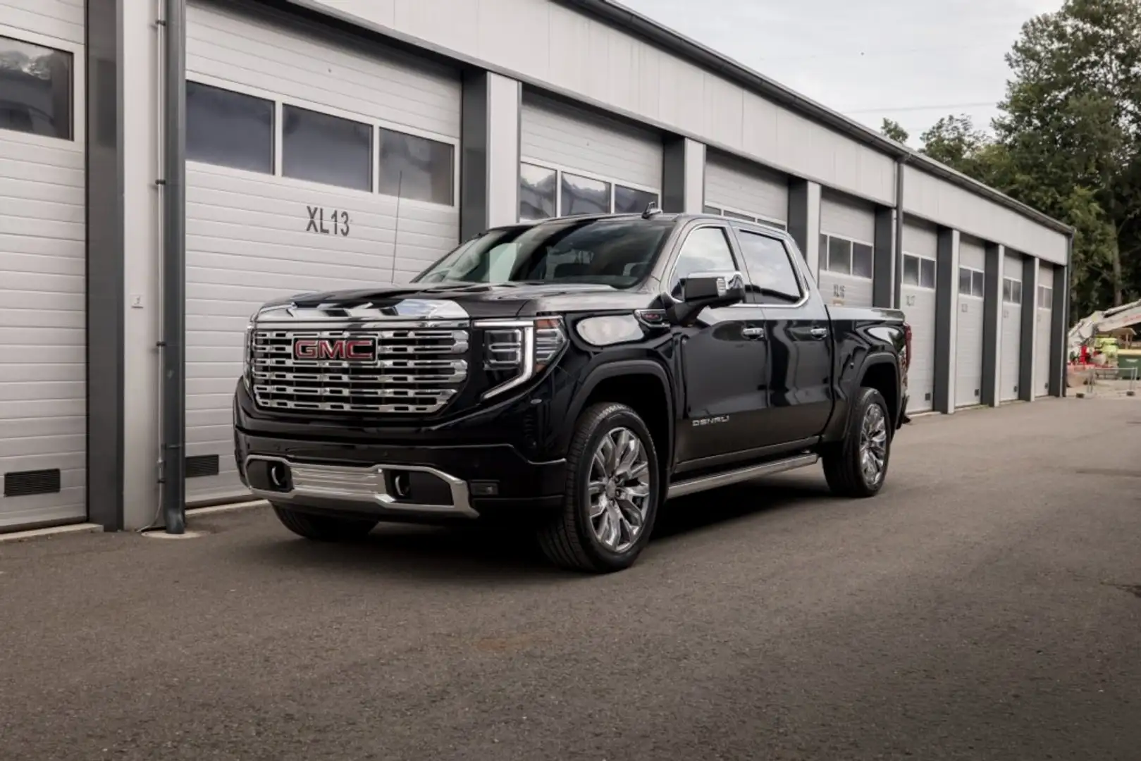 GMC Sierra 1500 Denali Crew Cab Short Box 4x4 Schwarz - 1