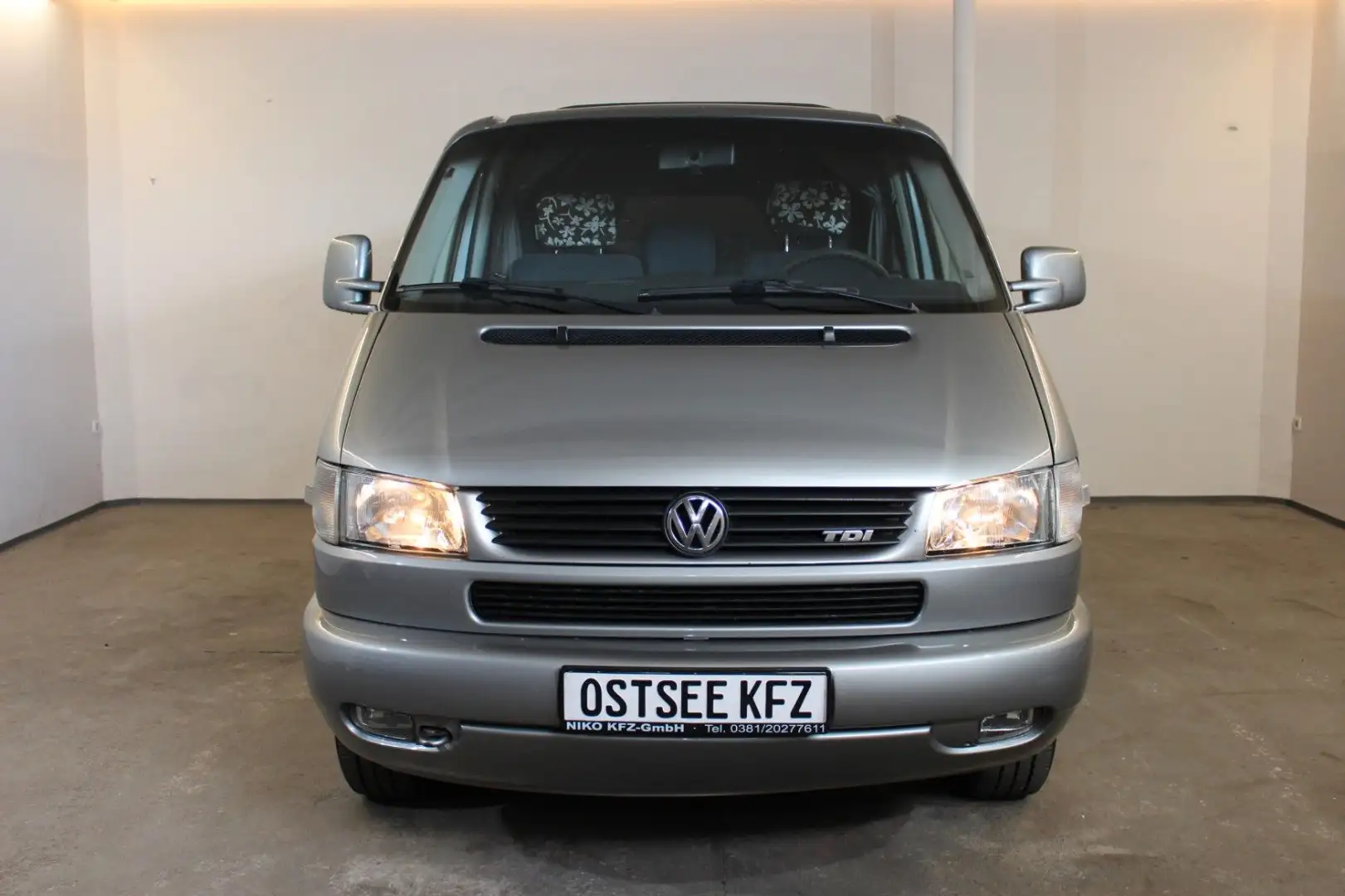 Volkswagen T4 Caravelle 2.5 TDI 75kW lang, TÜV neu, Klima Grau - 2